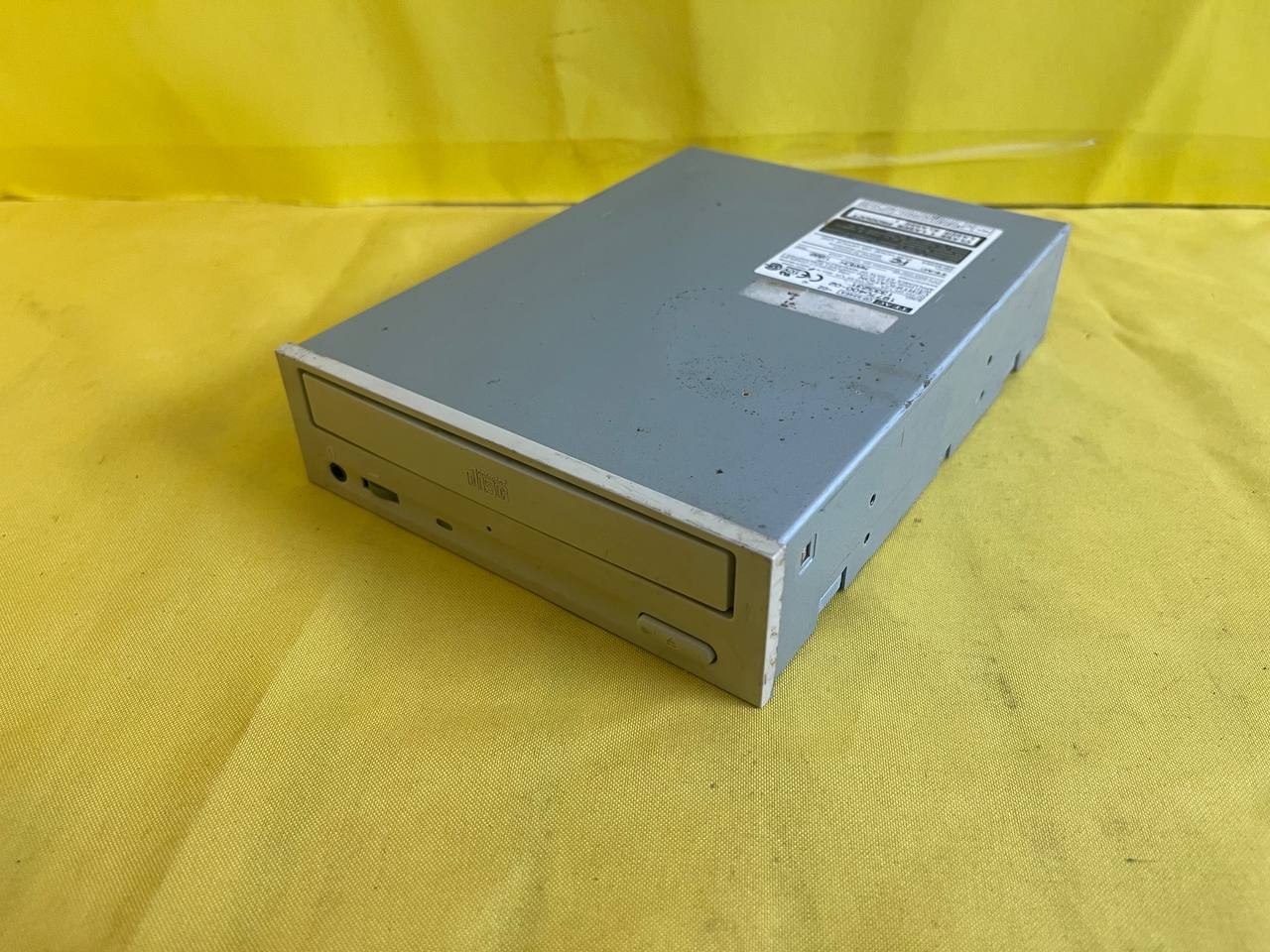 TEAC CD-524E Internal IDE CD-ROM Drive 1998 Beige Desktop PC RE