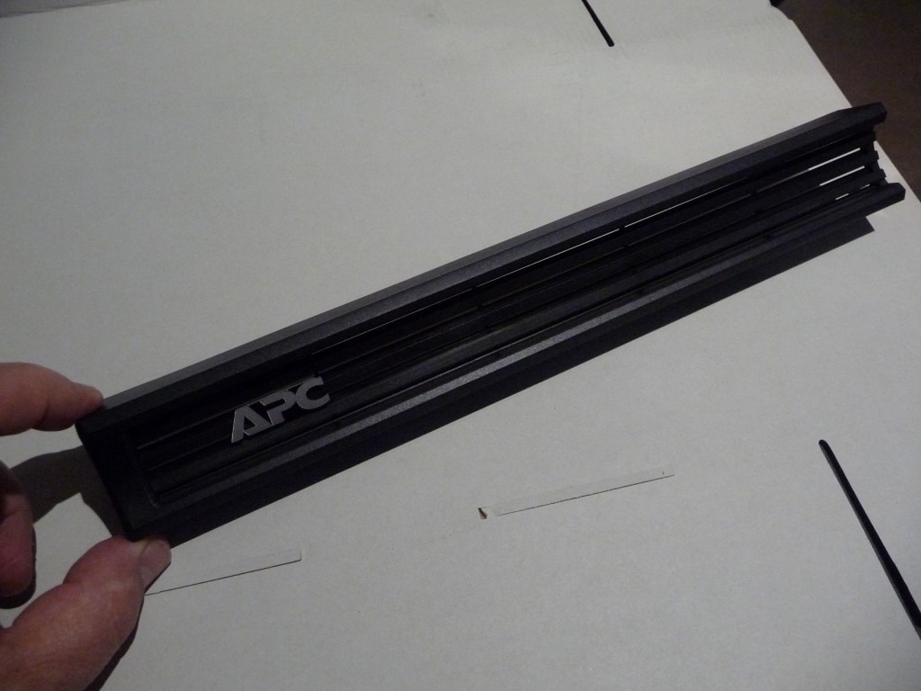 AU SELLER APC  0M-11121-001  UPS Front Bezel 3/4 LENGTH Faceplate 1U - NEW