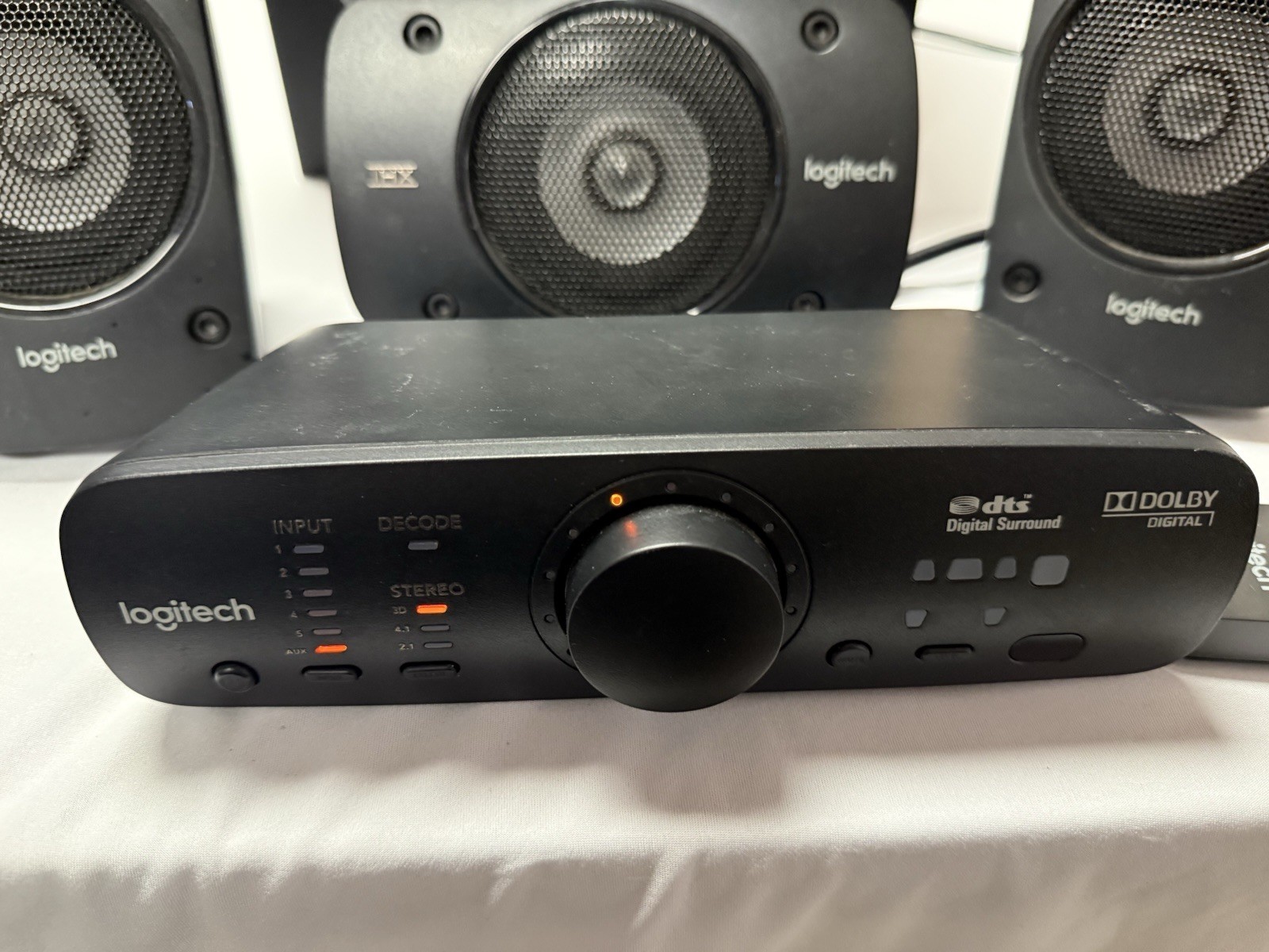 Logitech Z906 5.1 Sound Speaker System - Black. 2 Remotes