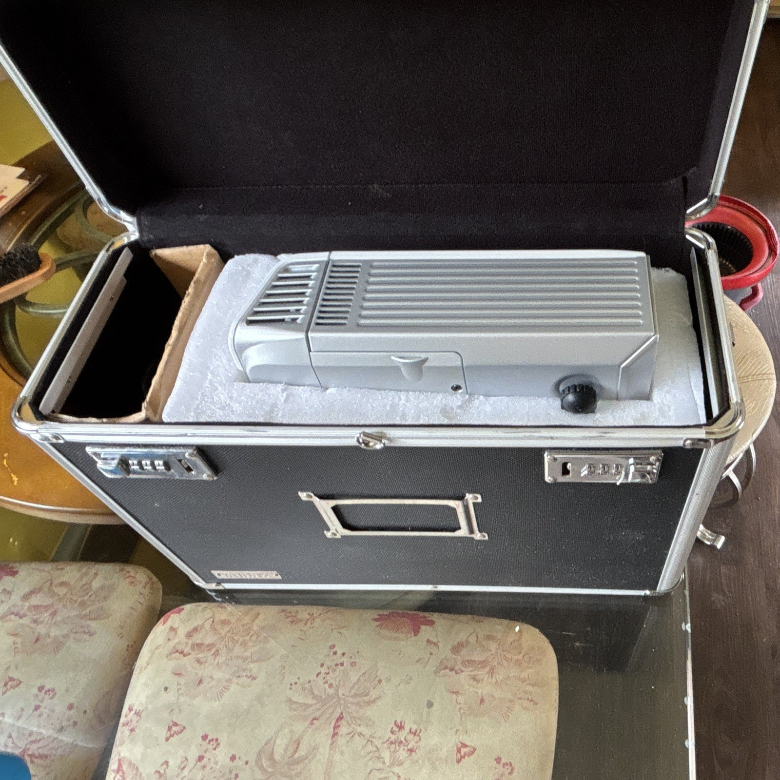 Optoma HD70 DLP HD Ready Desktop Projector White w/ Hard Carrying Case
