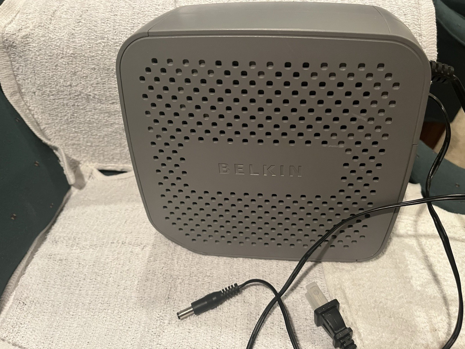 Belkin Rev B UPS Battery Backup 750VA/450W 8-Outlet 120V Gray