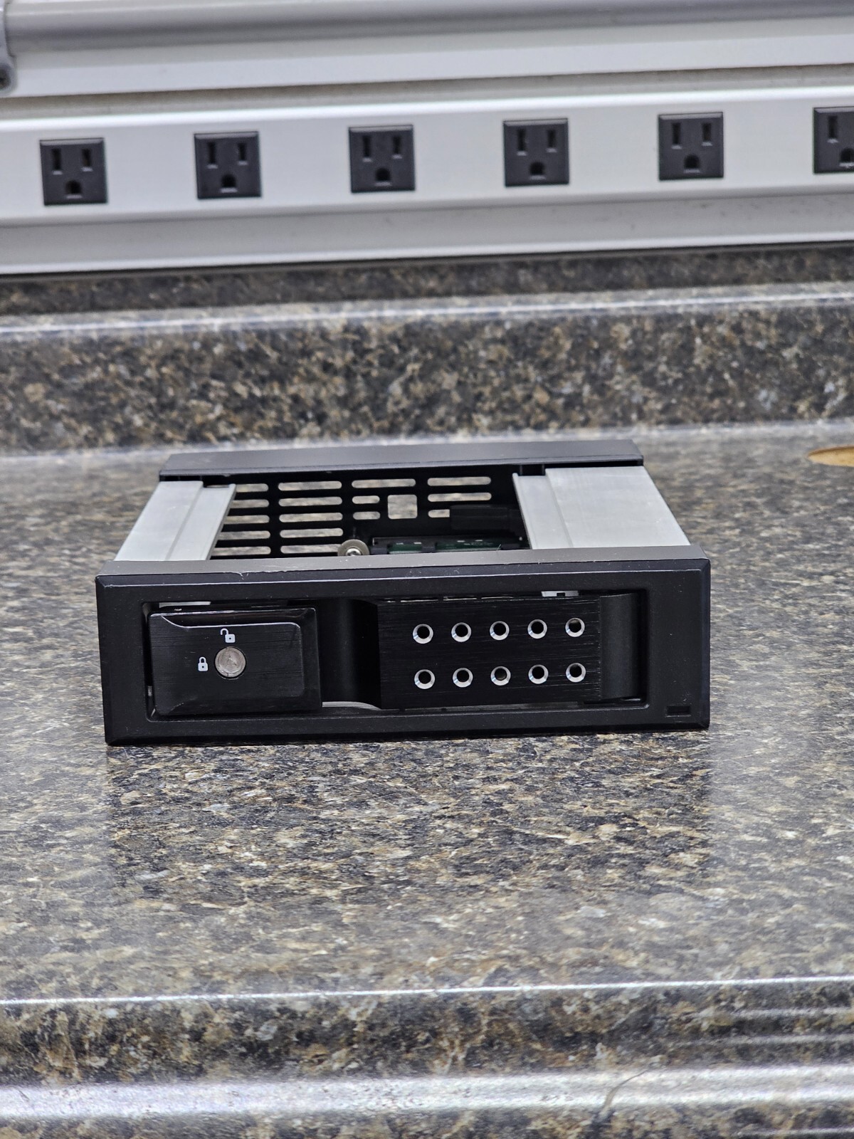 iStarUSA Black Trayless Hot Swap Swapable Drive Enclosure 3 Bay BPN-DE110SS