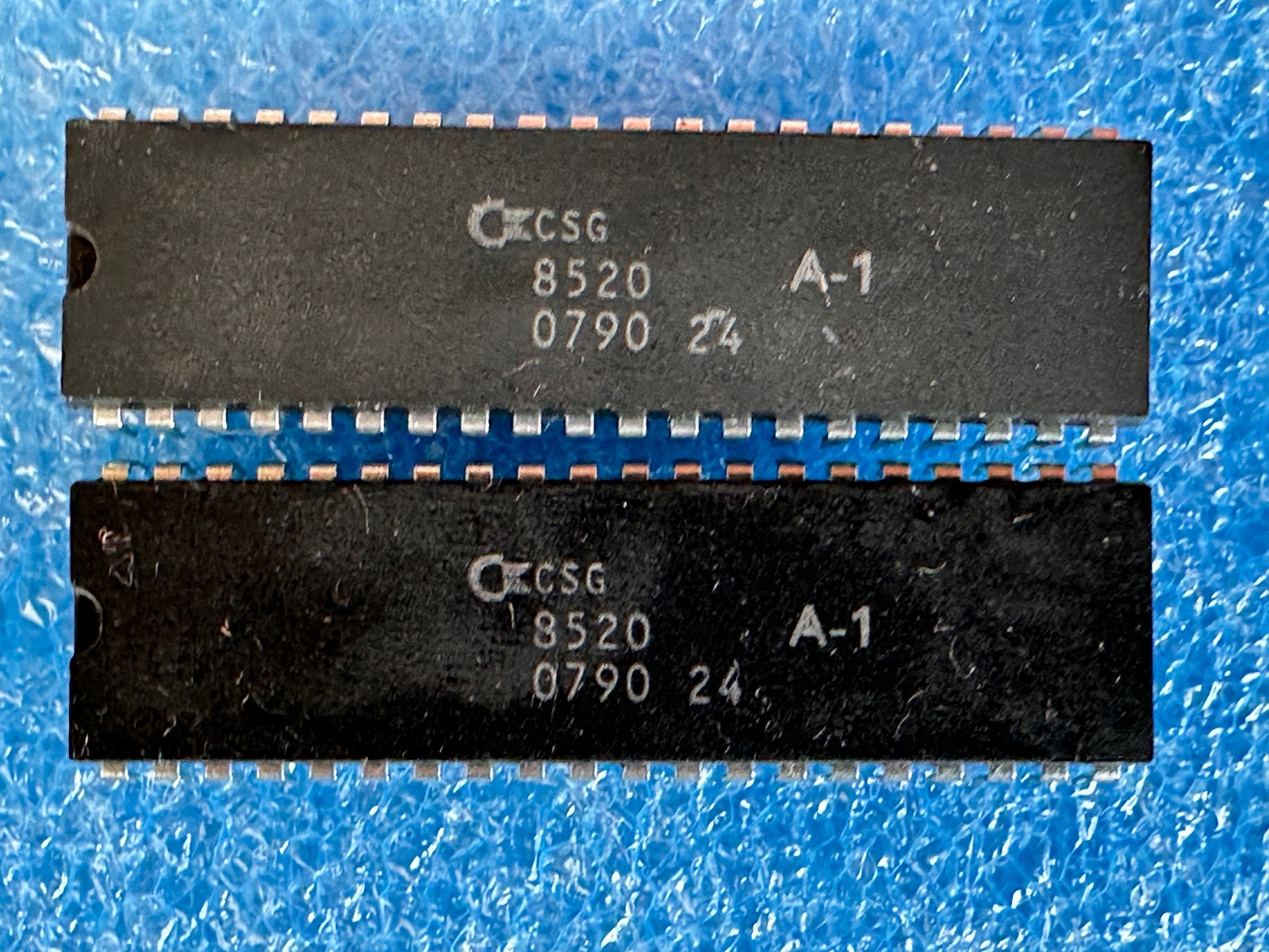 8520A-1 MOS/CSG ODD EVEN (x2) from an AMIGA 500 rev.6A #07 90