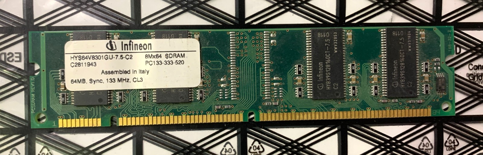 Infineon HYS64V8301GU-7.5-C2 PC133-333-520 64MB Sync 133MHz CL3 SD-RAM Module