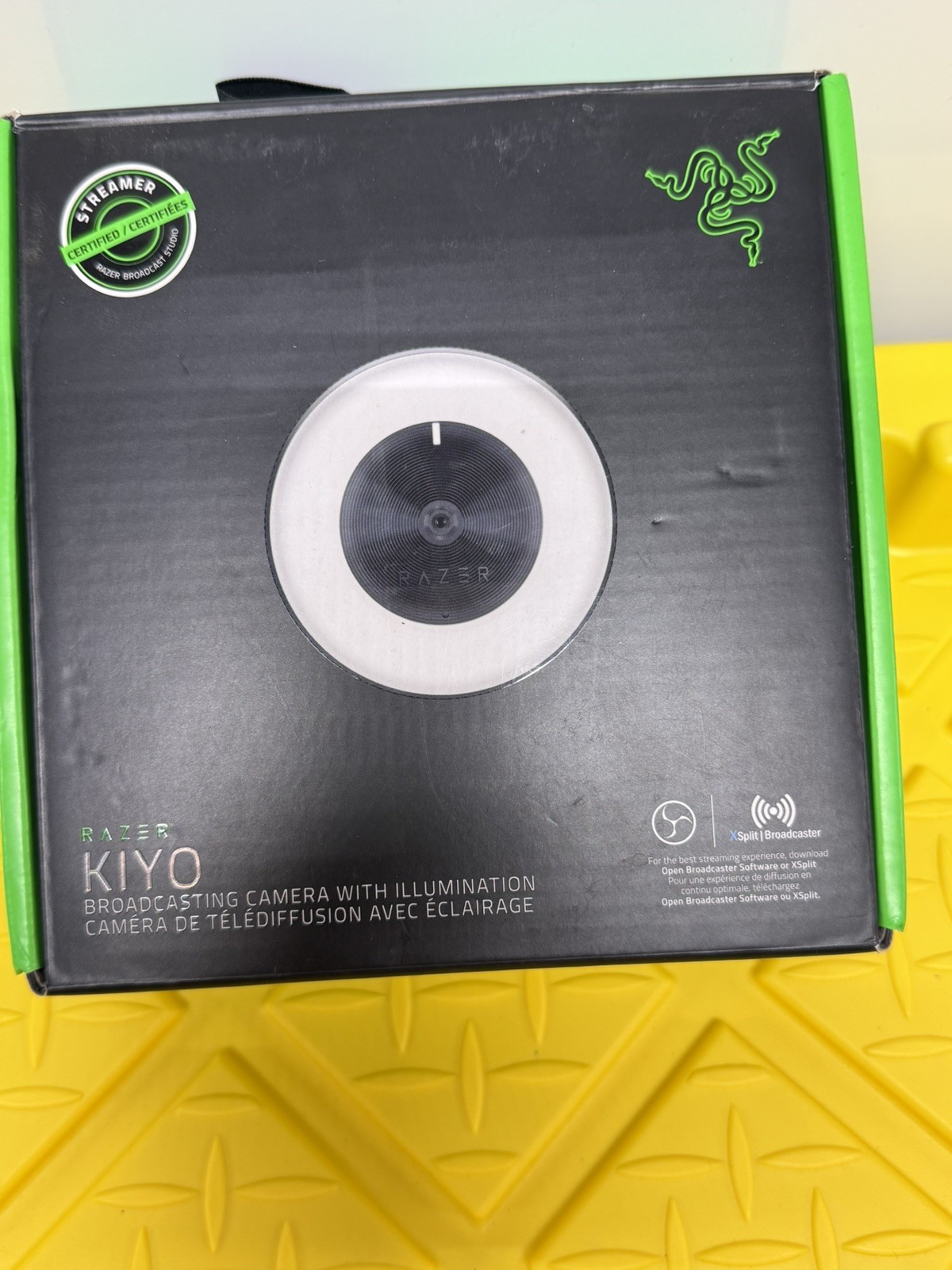 AV114 Razer Kiyo 1080p Streaming Gaming Camera with LED Ring Light- OPEN BOX