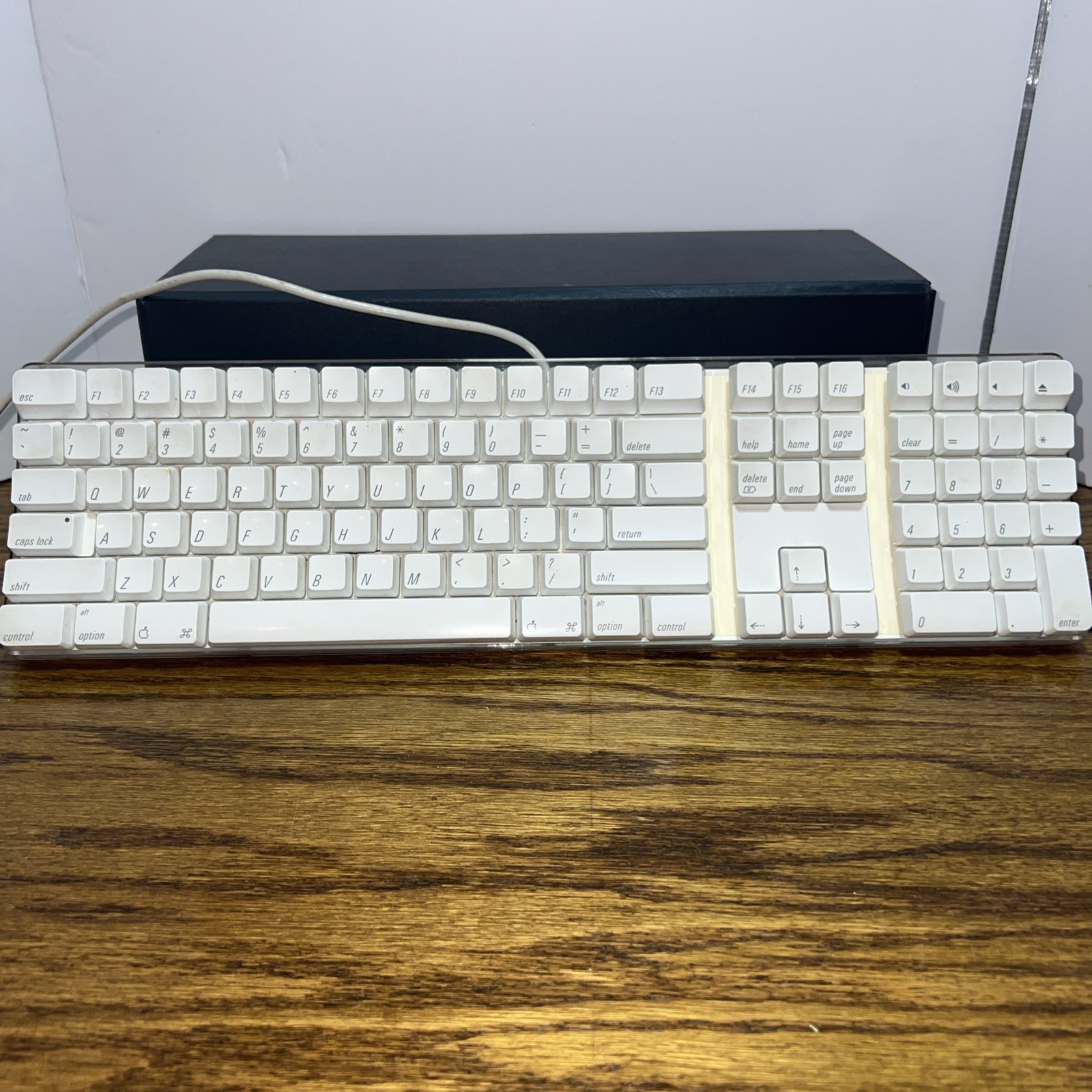 Vintage 2005 Apple White Wired Keyboard model A1048 with 2 USB Ports for iMAC 
