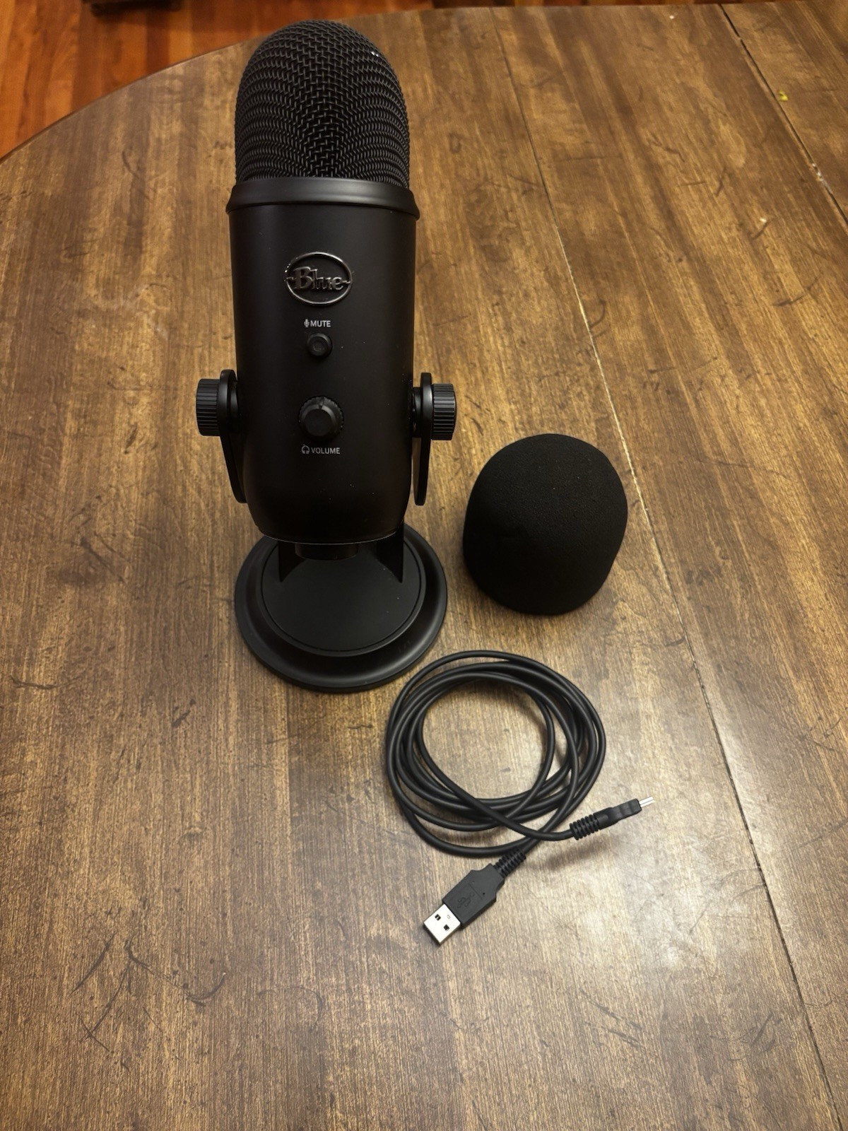 Blue Yeti USB Microphone Black Desktop Stand, Mute & Gain w/ Cable + Windscreen