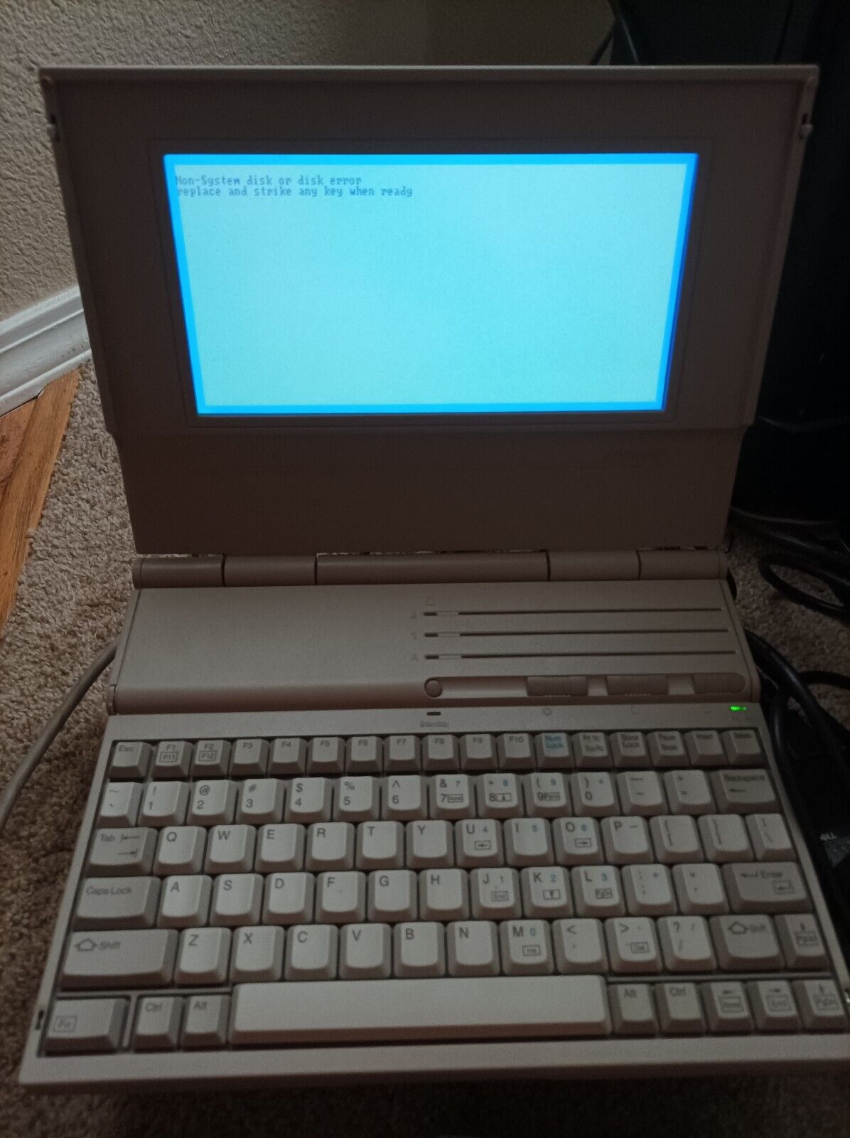 1989 Vintage Compaq LTE 286 Laptop, 640K RAM, Turns On, WITH CHARGER No OS