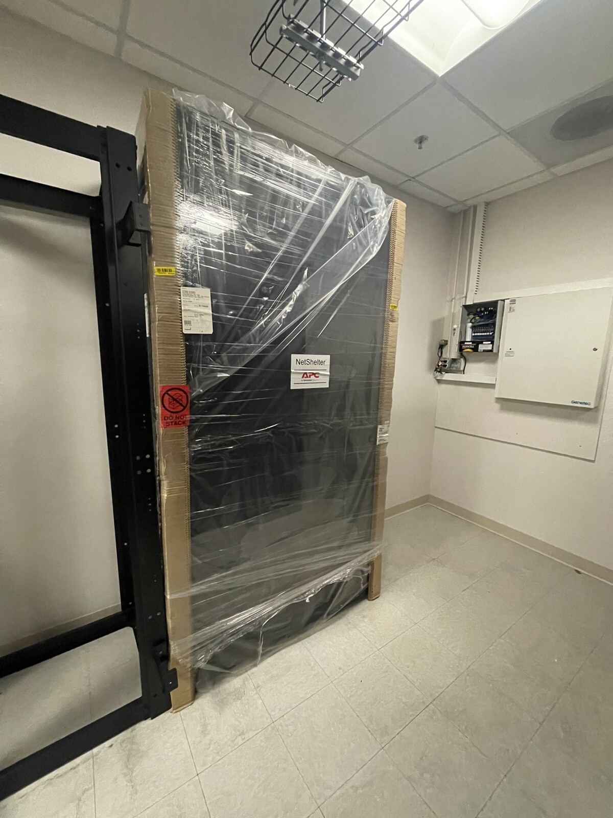 APC Black NetShelter SX Enclosure NetShelter - AR3307 48U/600/1200
