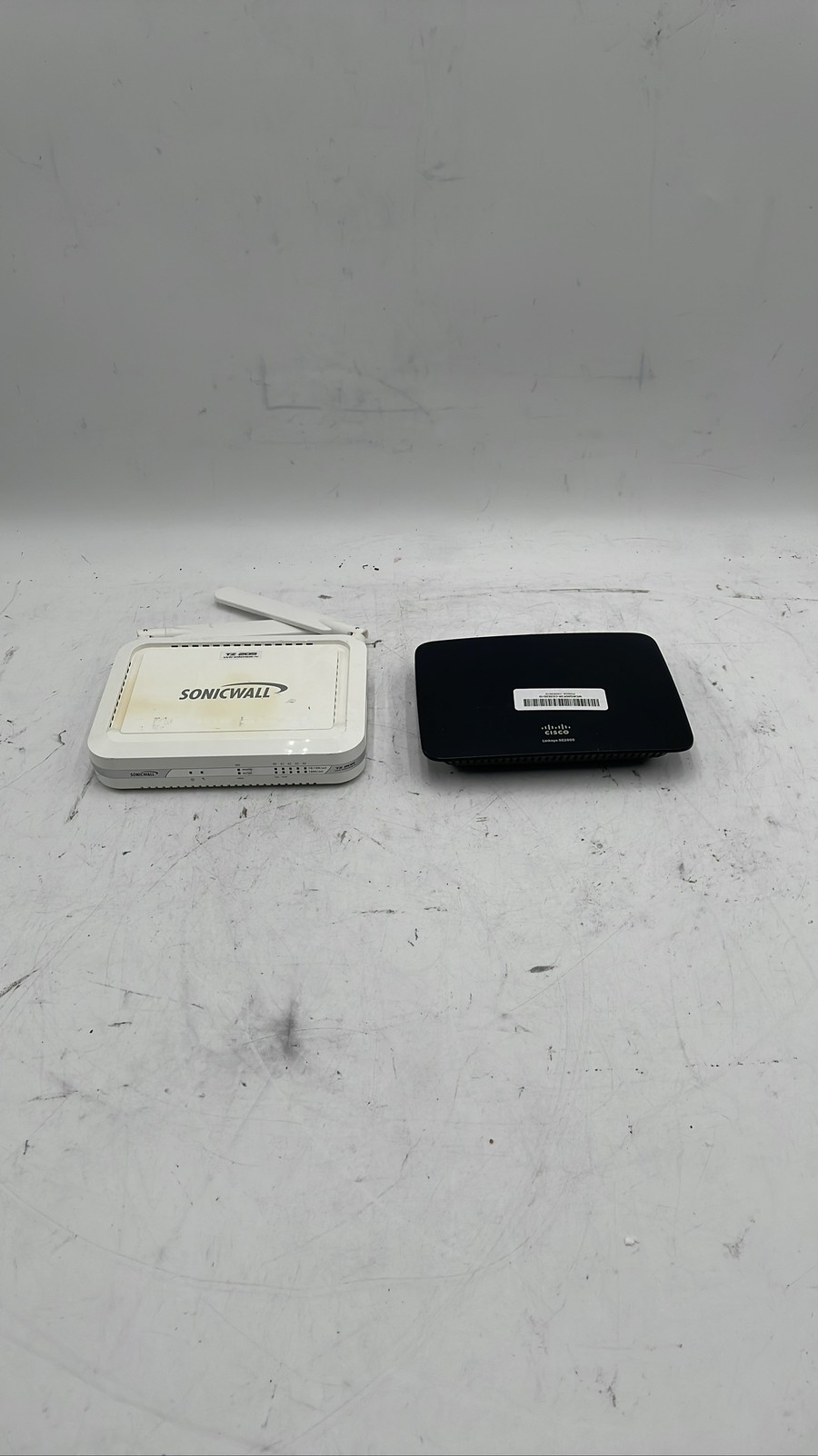 Cisco Linksys SE2800 8-Port Gigabit Ethernet Desktop Network Switch Lot of 2