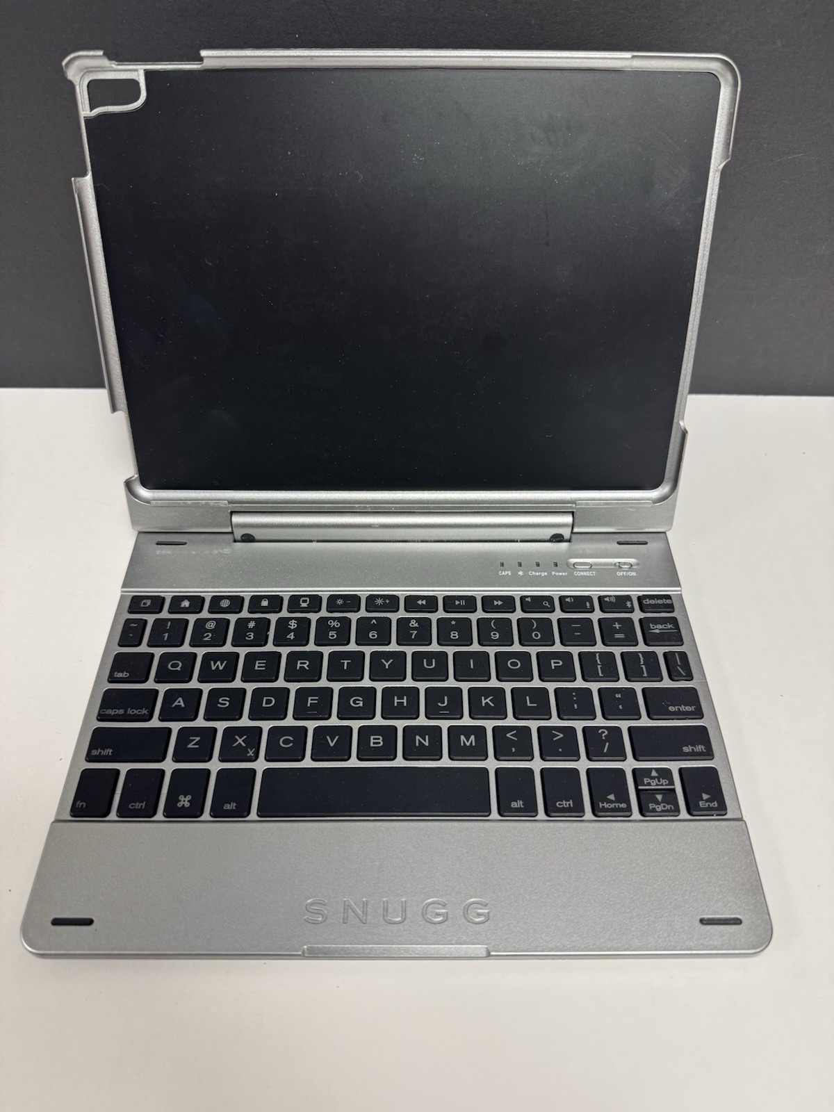 SNUGG Bluetooth Keyboard Case for iPads - Silver And Black