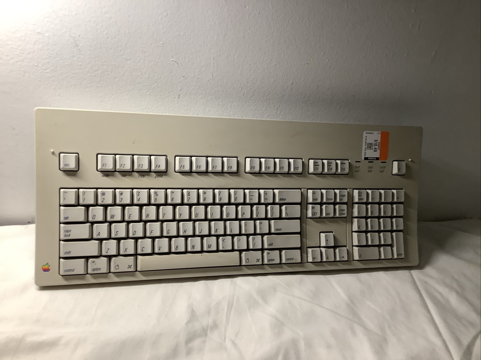 Apple Extended keyboard  model no: M0115 serial 153361. UNTESTED 