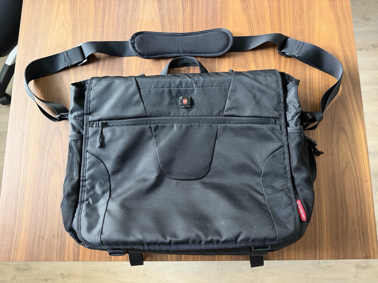 Victorinox Swiss Army Laptop Messenger Bag Black Padded Briefcase Organizer