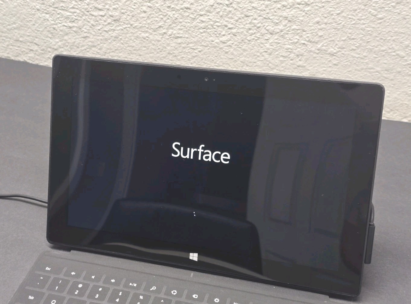 Microsoft Surface RT 2012 1572 Tablet 25GB RT Edition Windows - *Read*
