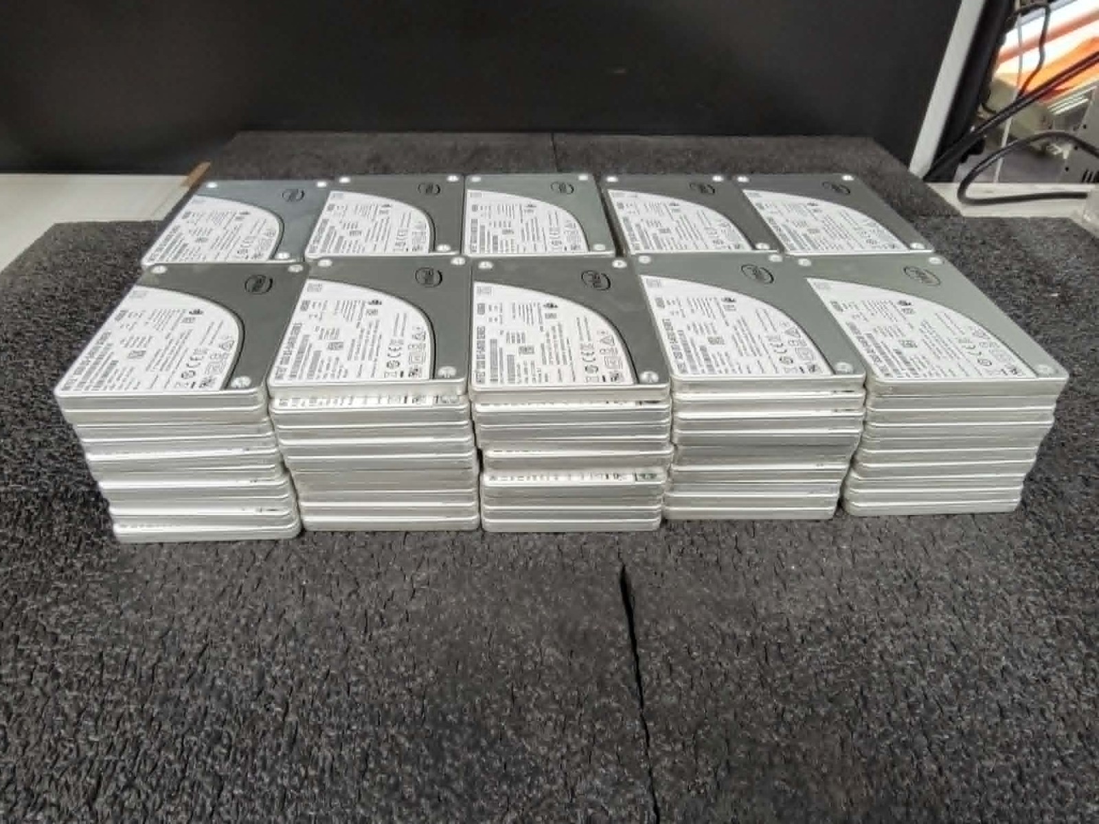 Lot of 100 Intel SSDSC2KG480G8 D3-S4610 480GB 6Gbps 3D MLC SATA 2.5" SSD