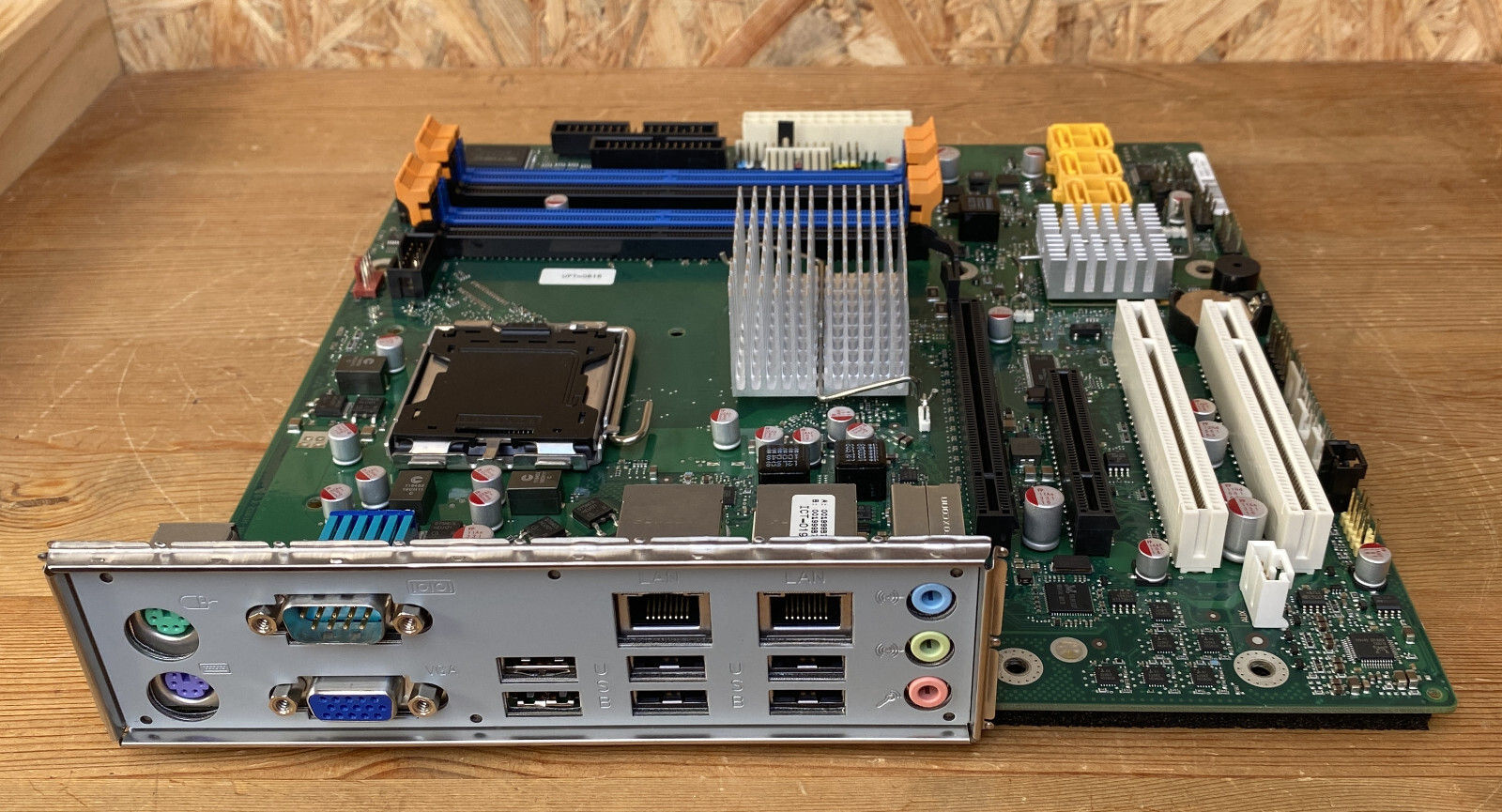 Fujitsu Siemens D2831-S12 W26361-W1952-X-03 Motherboard + I/O Shield