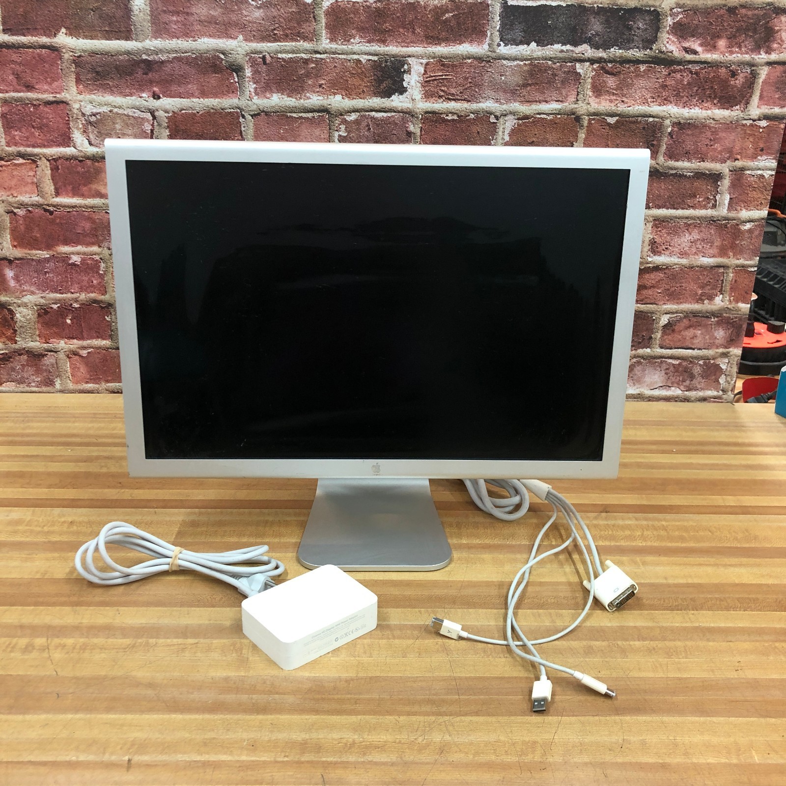 Apple 23" Cinema HD Display LCD A1082 DVI Monitor Aluminum w/Adapter (WORKS)