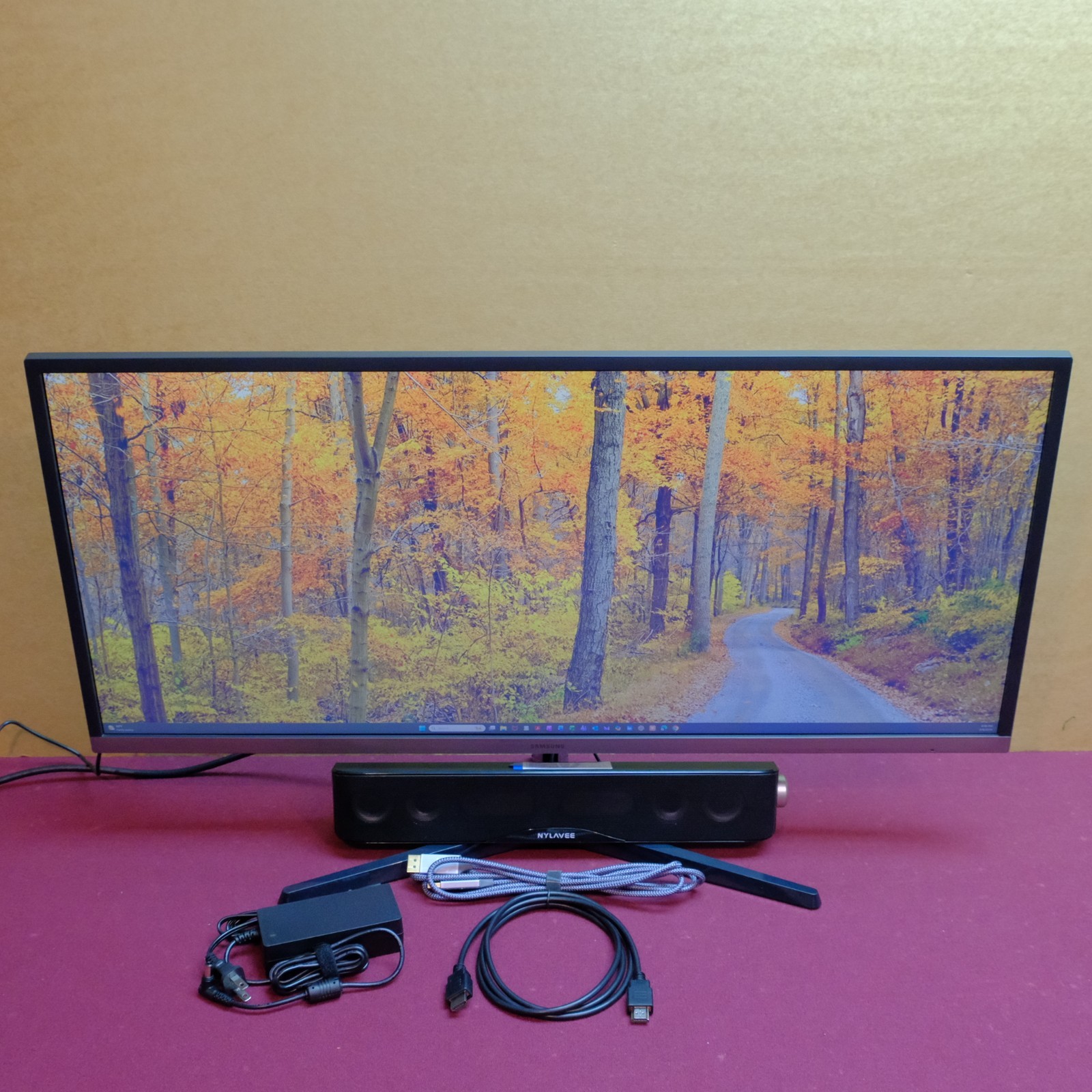 ** SAMSUNG LS34J550WQNXZA 34" ULTRA WQHD WIDESCREEN LCD + NYLAVEE SPEAKER BAR **
