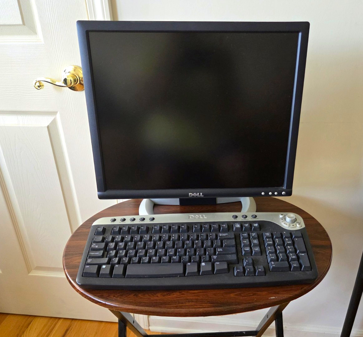 Dell UltraSharp 1905FP 19in LCD Monitor 1280x1024 VGA DVI USB MPN and keyboard.