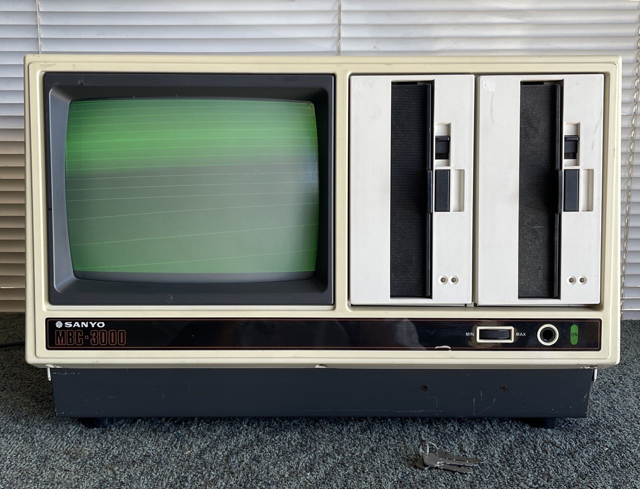 Vintage SANYO MBC-3000 Computer - AS IS - POWERS ON - 