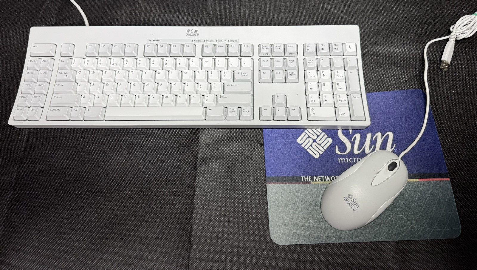 Sun Oracle 320-1367 Type-7 UNIX Keyboard, 371-0788 Type-7 USB Mouse w/Mouse Pad