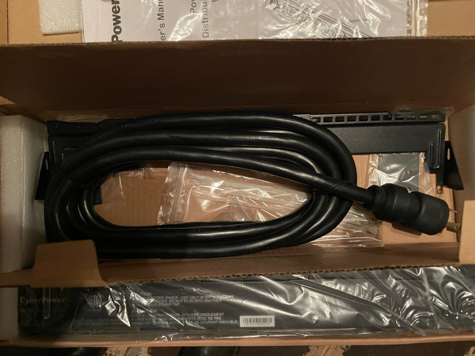 cyberpower basic series 24A, 120Vac, 60Hz model PDU30BT8F8R, 16 outlets