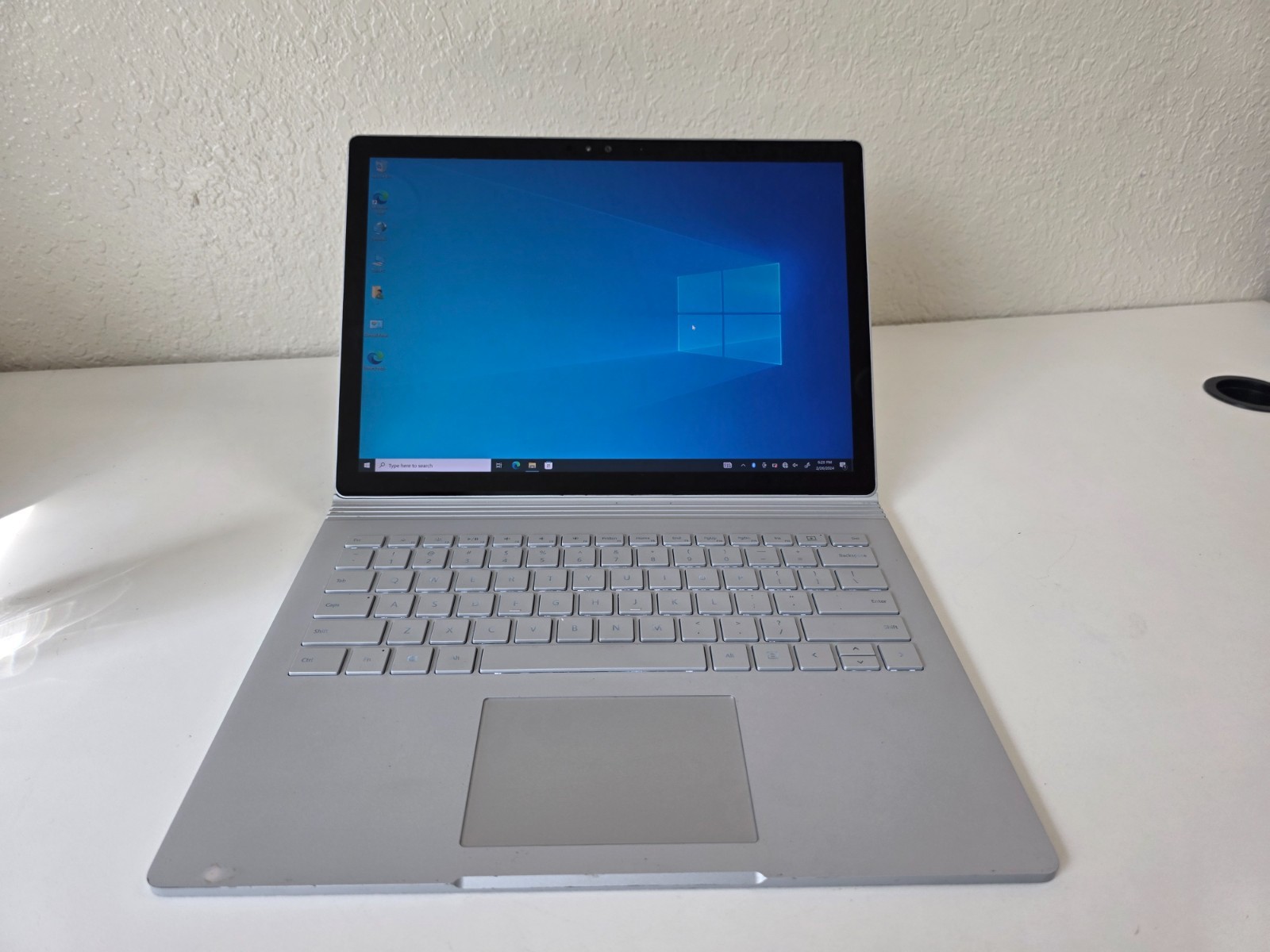 Microsoft Surface Book i7-6600U CPU @ 2.60GHz 8 GB RAM 256 GB Win 10 Pro