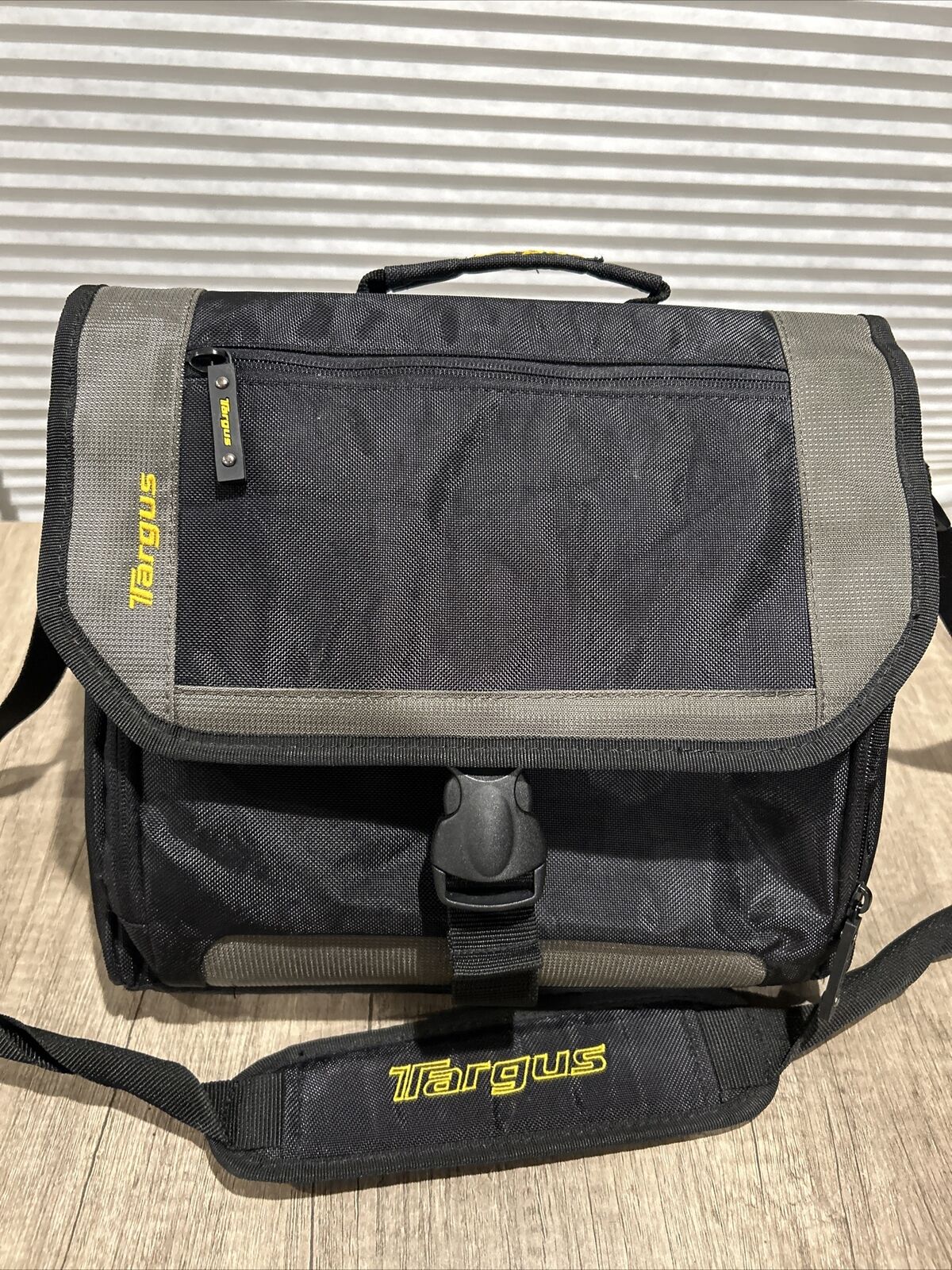 Targus CityGear 12in X 12 In Mini Messenger  Bag Tablet / Sm Laptop Case- EUC