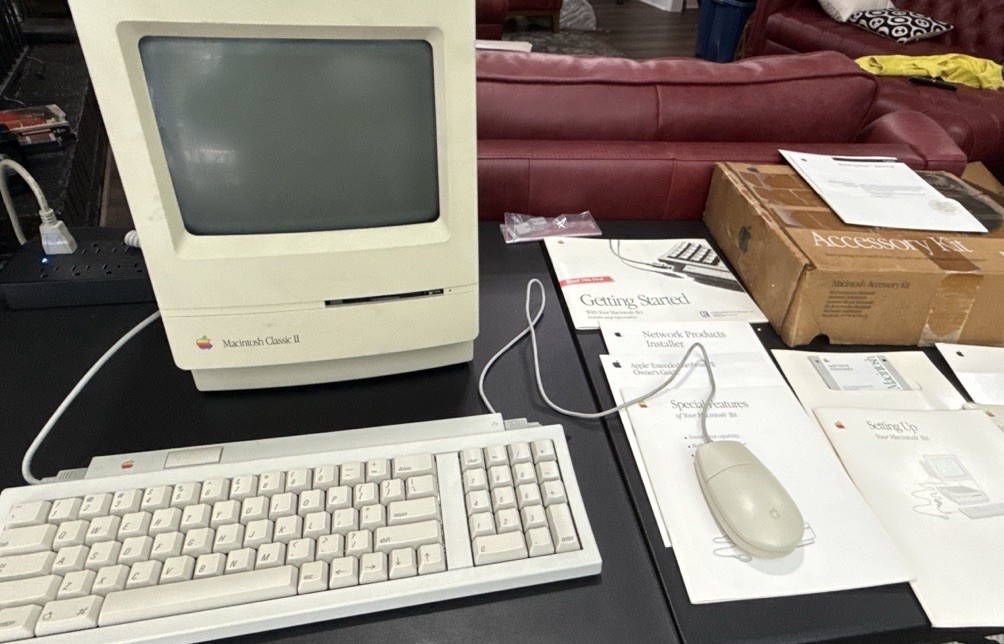 Rare Apple MACINTOSH CLASSIC II Computer Model M4150  *READ