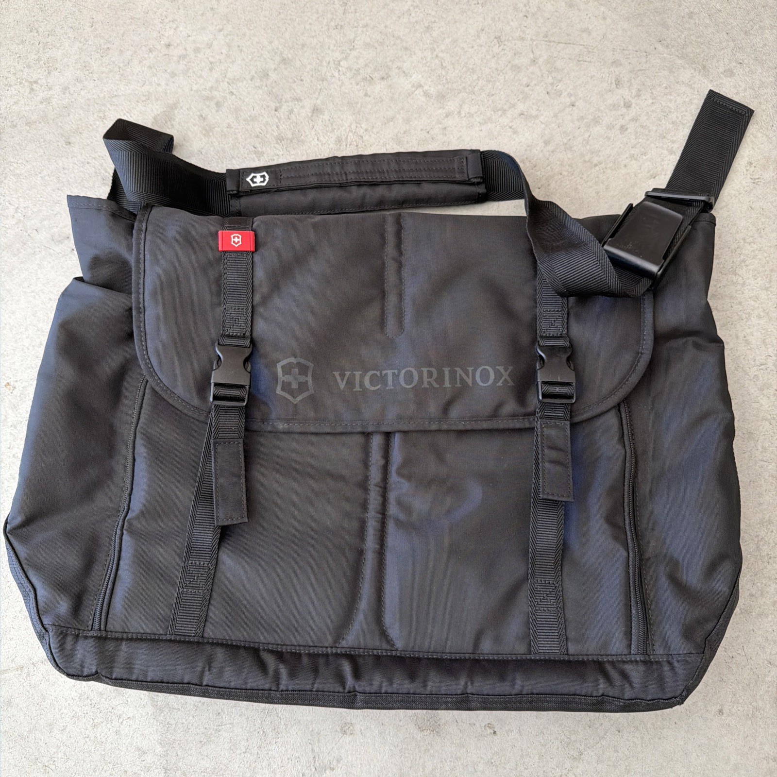 Victorinox Swiss Army Messenger Laptop Travel Bag Black Adj strap