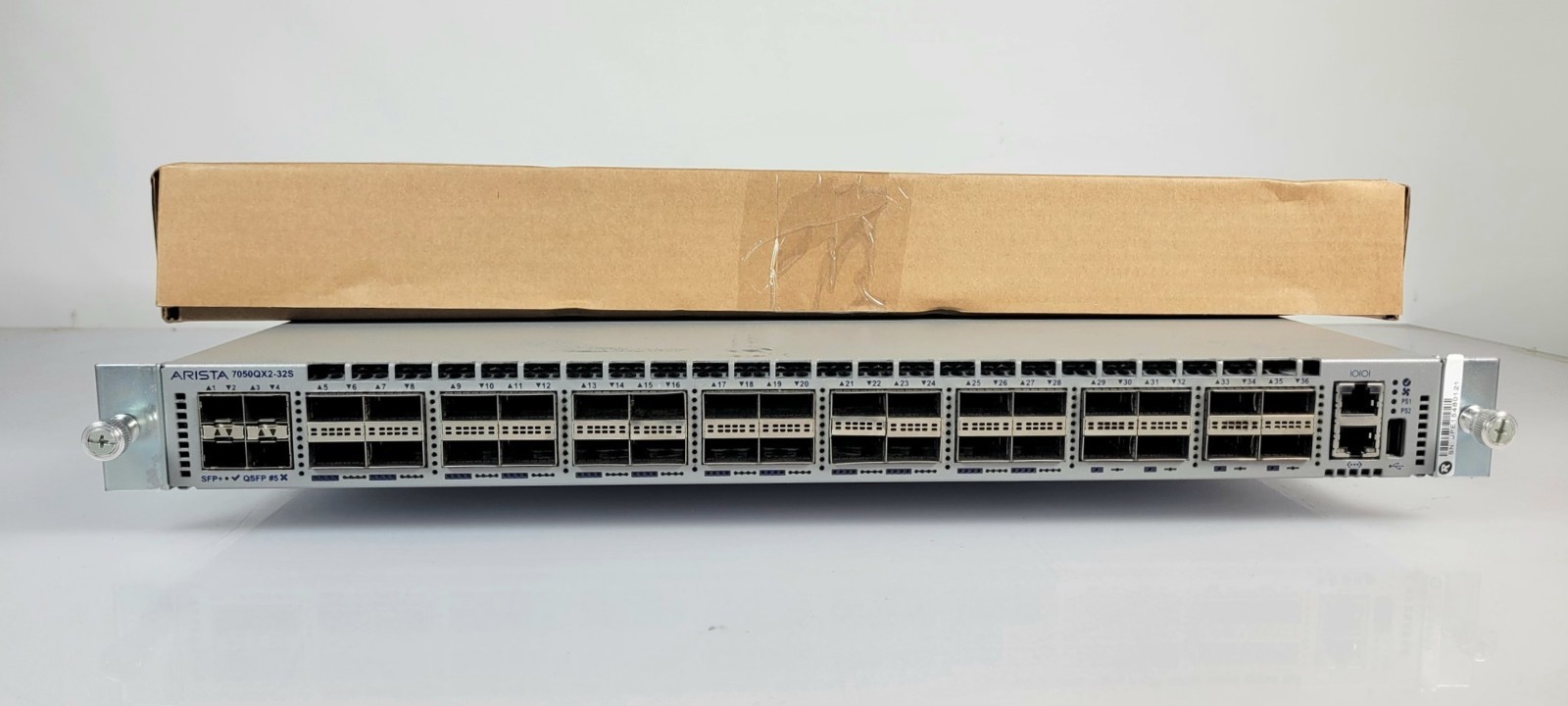 Arista DCS-7050QX2-32S-F 32-Port 40G QSFP+ 4-Port 10G SFP+ Switch