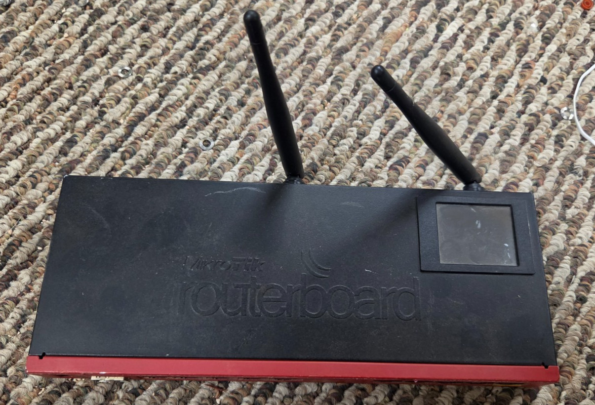 MikroTik RouterBOARD RB2011UiAS-2HnD-IN 10-Port SFP 2.4GHz Wireless Router