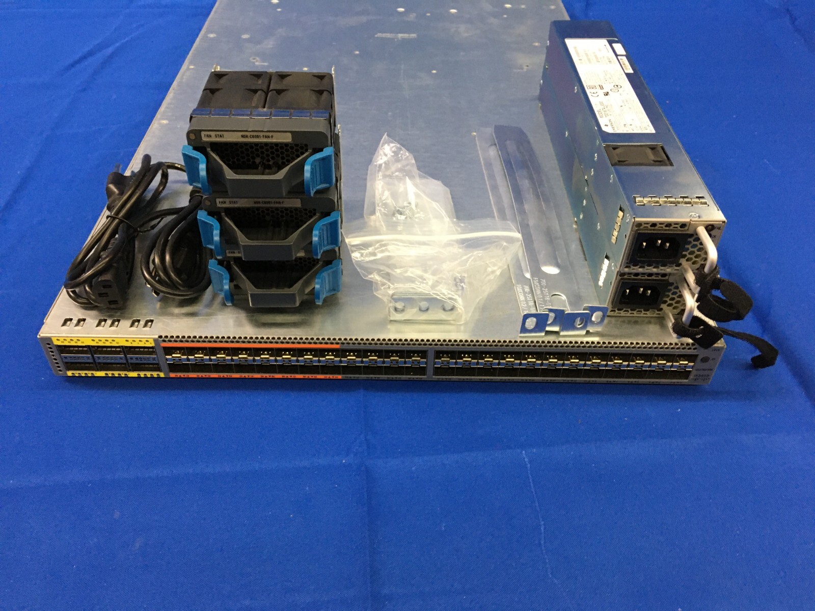Cisco Nexus N5K-C5672UP 48x 10G SFP+  6x 40G QSFP+ Switch w/2x AC & Brackets