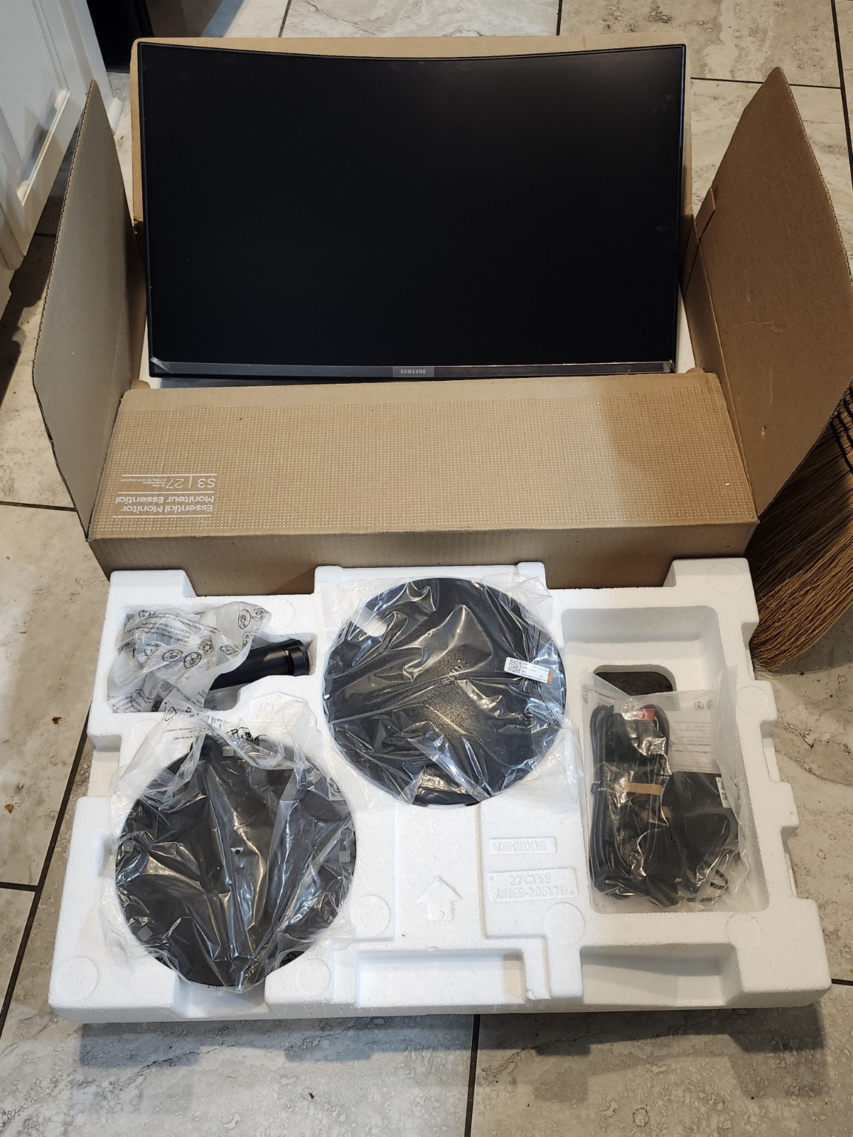 Samsung S39C 27” Curved FHD Monitor S27C392EAN 75Hz 1080p NEW IN BOX