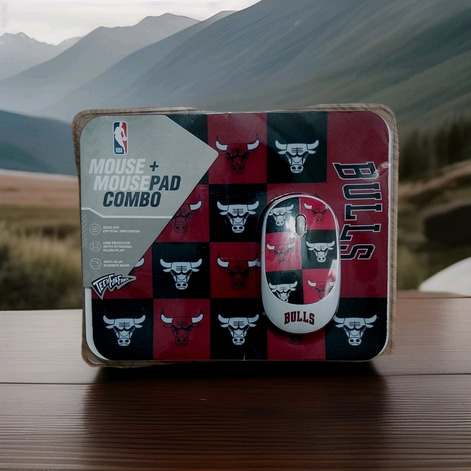 Chicago Bulls Wireless Mouse and Mousepad Combo SOAR New. COLLECTIBLE ITEM