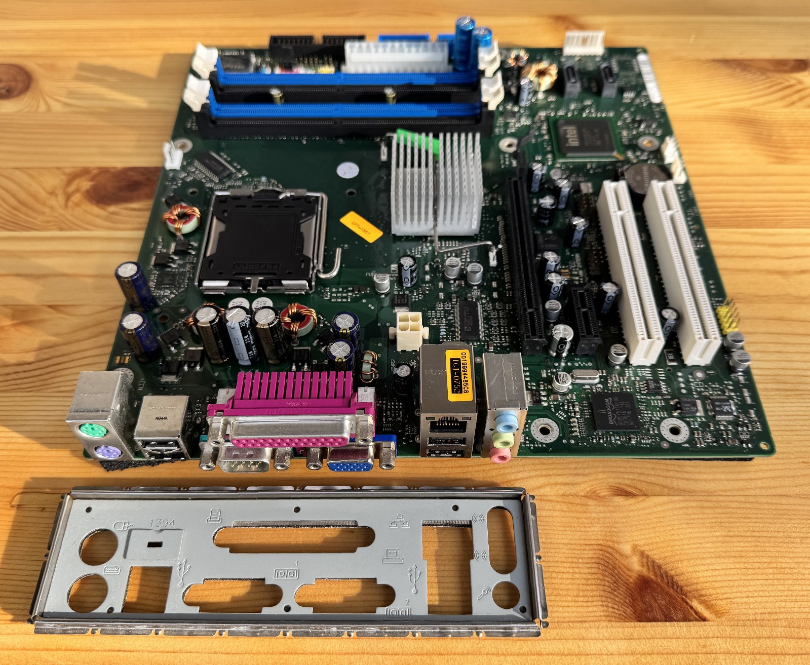 Fujitsu Siemens D2151-A11 W26361-W107-Z2-02-36 W26361-W107-H2 Motherboard + I/O-Sh