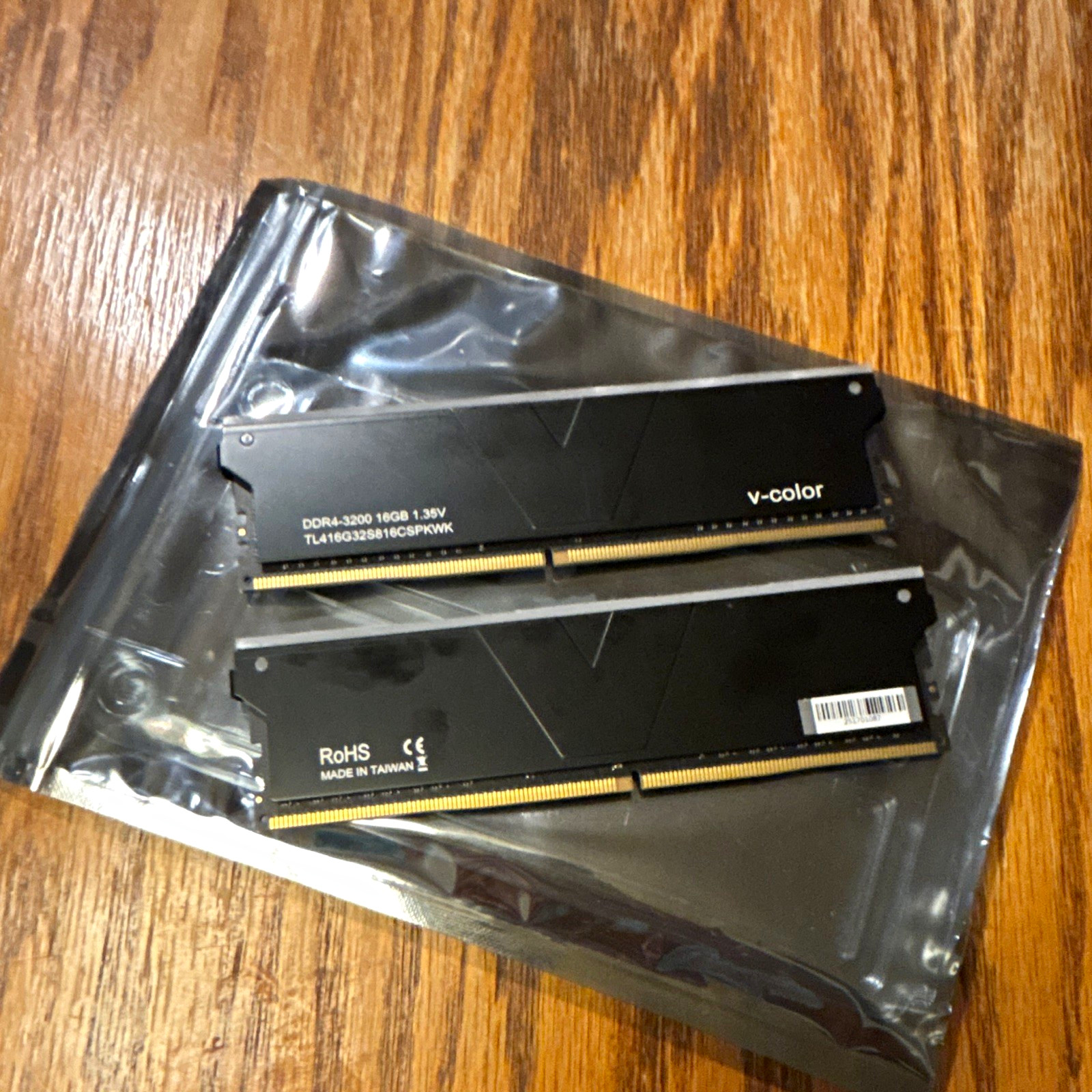 V-Color RGB DDR4-3200 32GB 2x16GB TL416G32S816CSPKWK