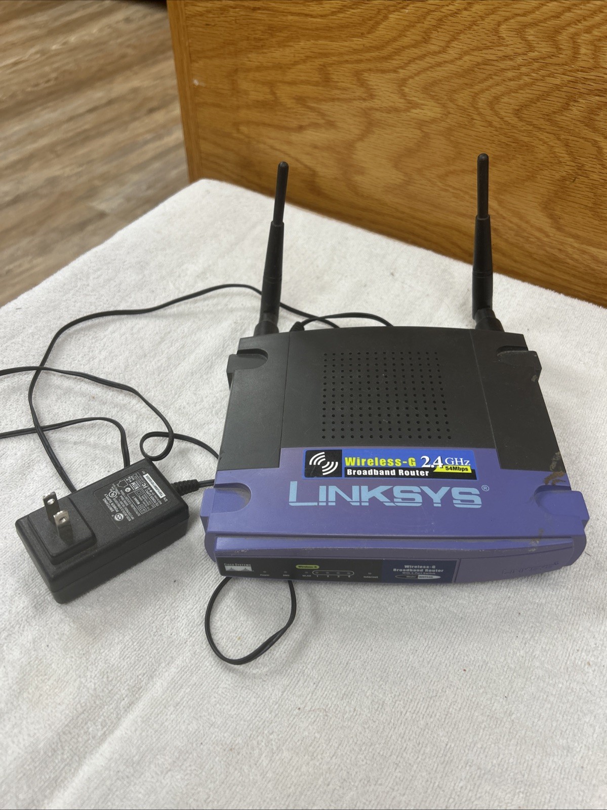 LINKSYS WRT54G V8 Wireless-G Broadband Router 2.4 GHz 54 Mbps With Adapter Works