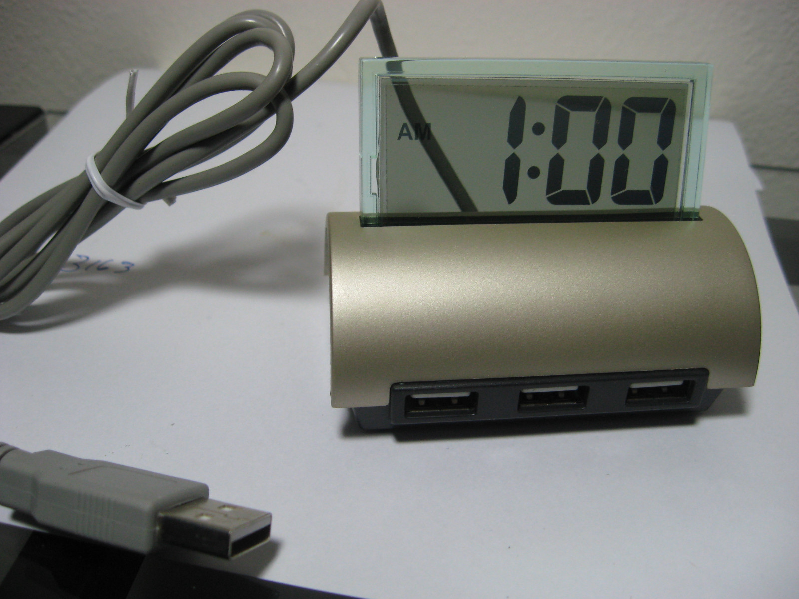 USB HUB CLEAR CLOCK Date Second 3 USB PORTS  GREAT FOR DESK # 3176 u
