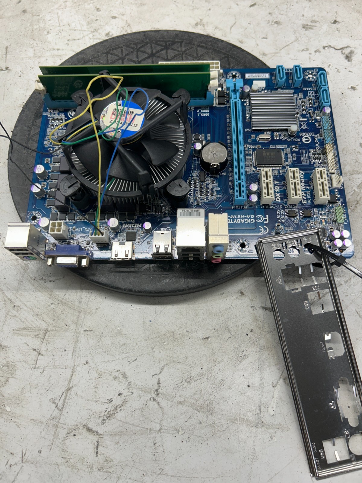 GIGABYTE H61M-DS2H Intel Core i5-3470 3.20GHz 4GB
