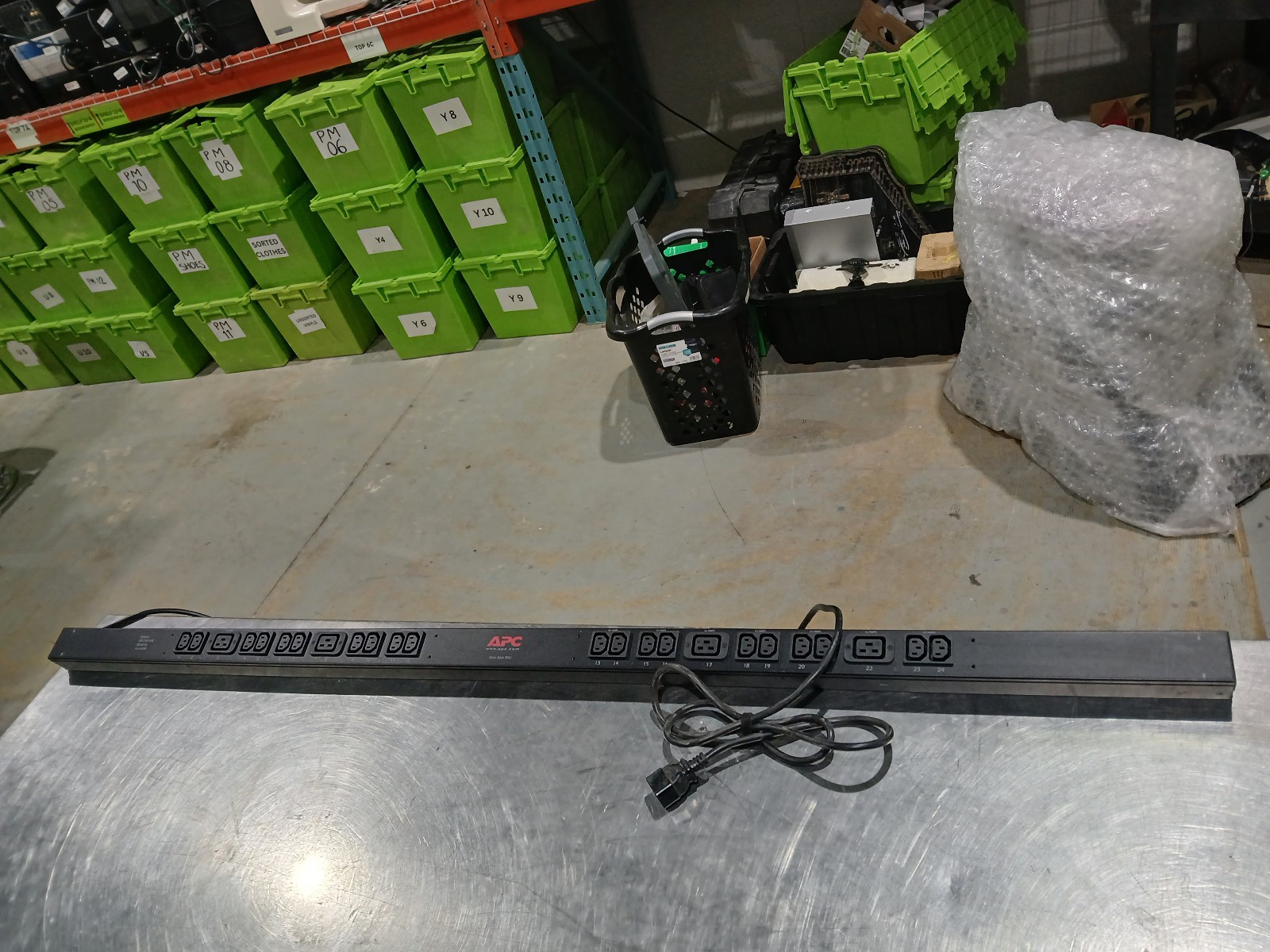 APC AP7552 Rack PDU  20 × IEC C13, 4 × IEC C19, 200 V / 208 V / 230 V AC GOOD