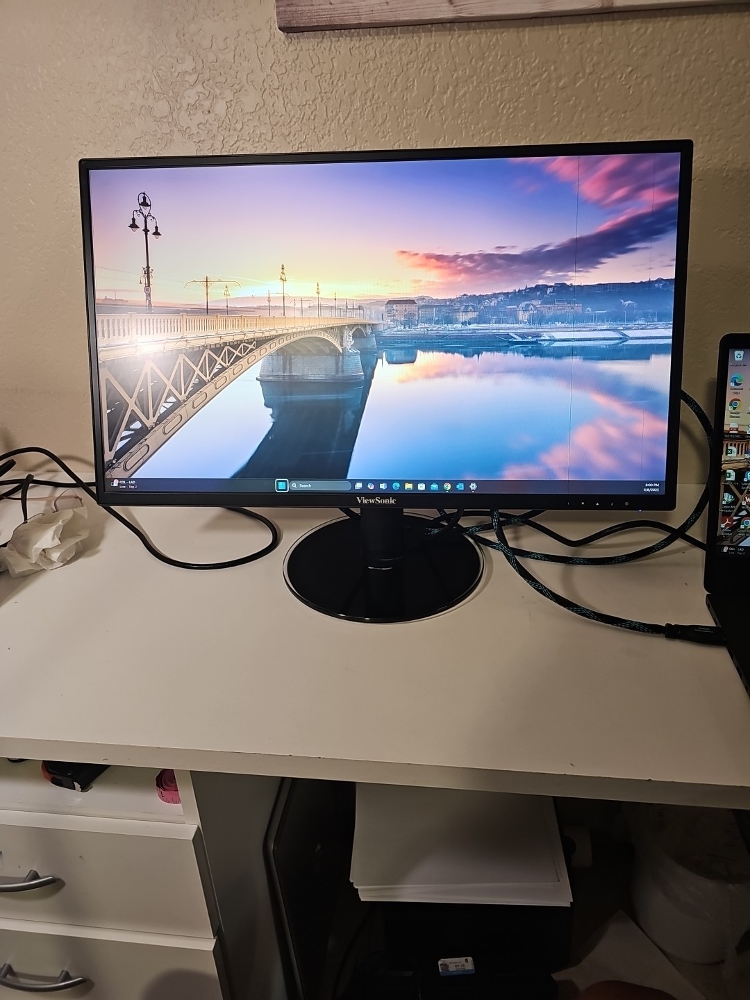 VeiwSonic VA2419-SMH 24" LCD Monitor. Thin Green Line. See Pictures.