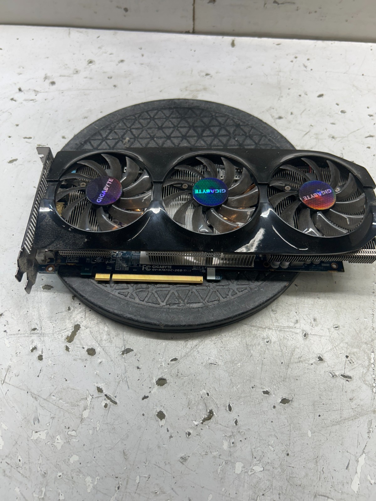GIGABYTE AMD Radeon HD 7870 GV-R7870C-2GD