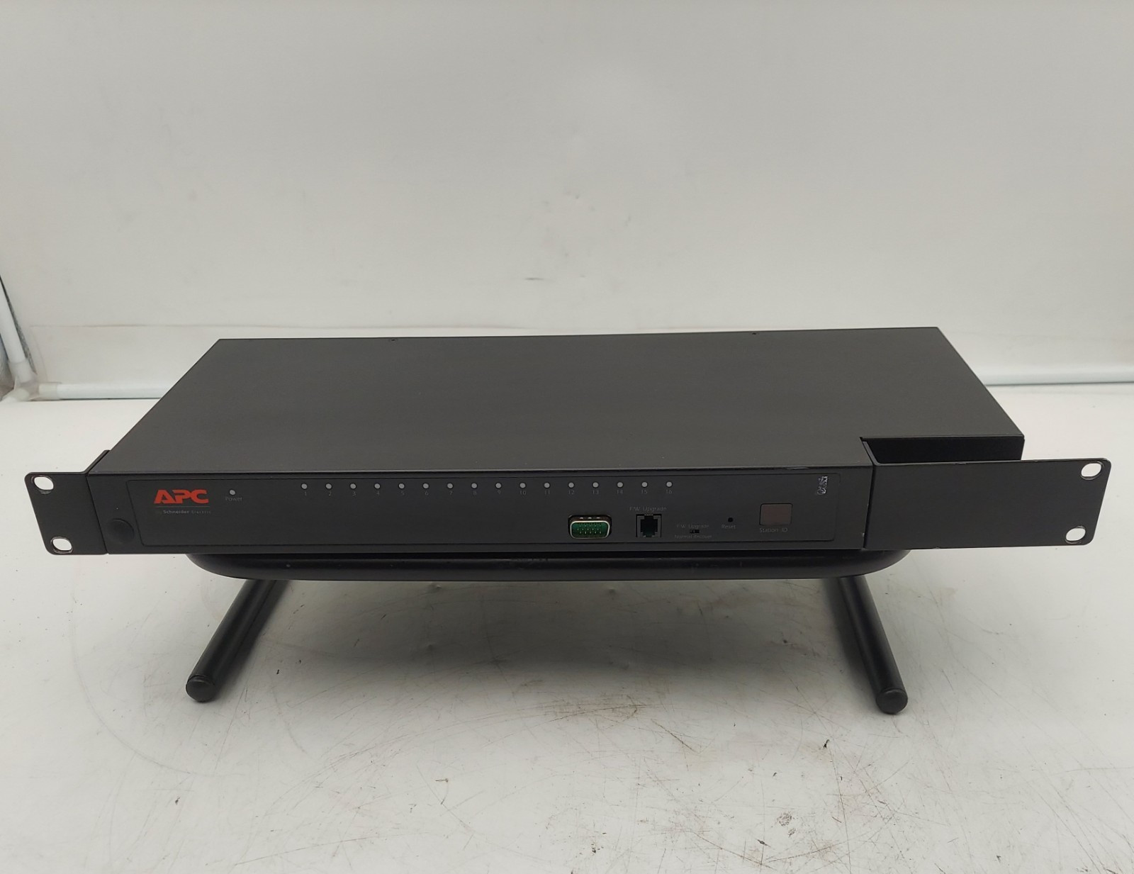 APC KVM0116A KVM switch Rack mounting Black