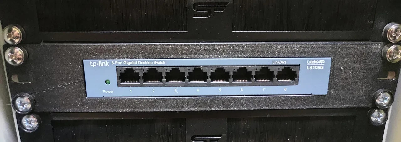 10 inch 1U Network Rack Mount TP-Link LS108GP 8 Port PoE Gigabit Ethernet Switch