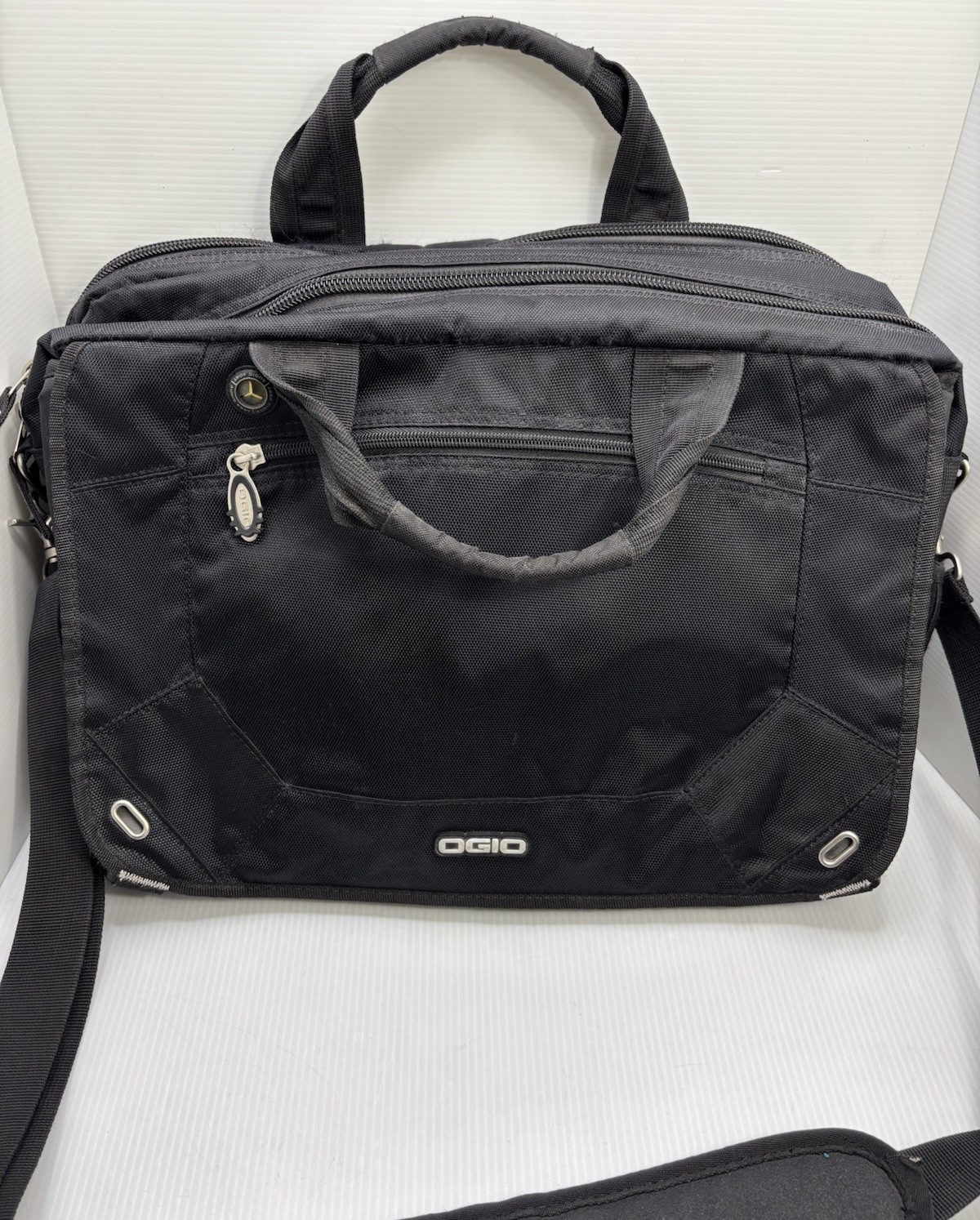 OGIO Corporate City Corp Messenger Laptop Computer Bag 711207 Black 17” Laptop