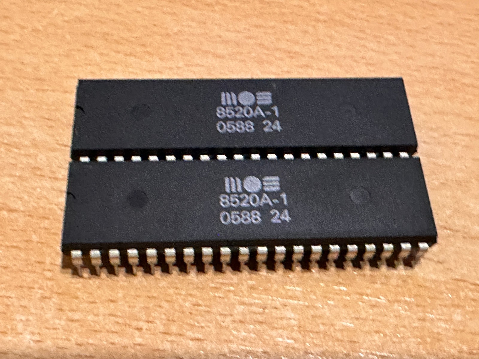 8520A-1 CSG ODD EVEN (x2) from an Amiga 500 rev.6A... #05 88