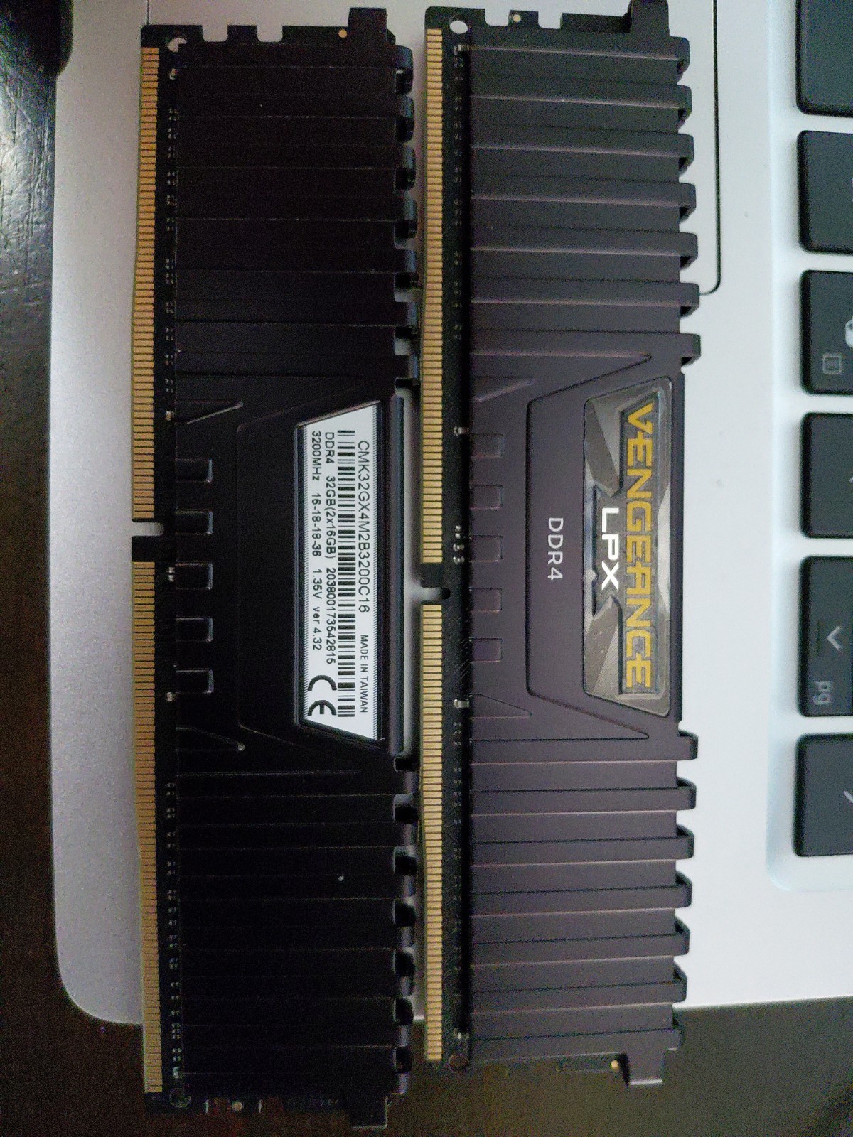 Corsair Vengeance LPX 32GB (2x16GB) DDR4 DRAM 2666MHz (PC4-21300) C16 Memory Kit