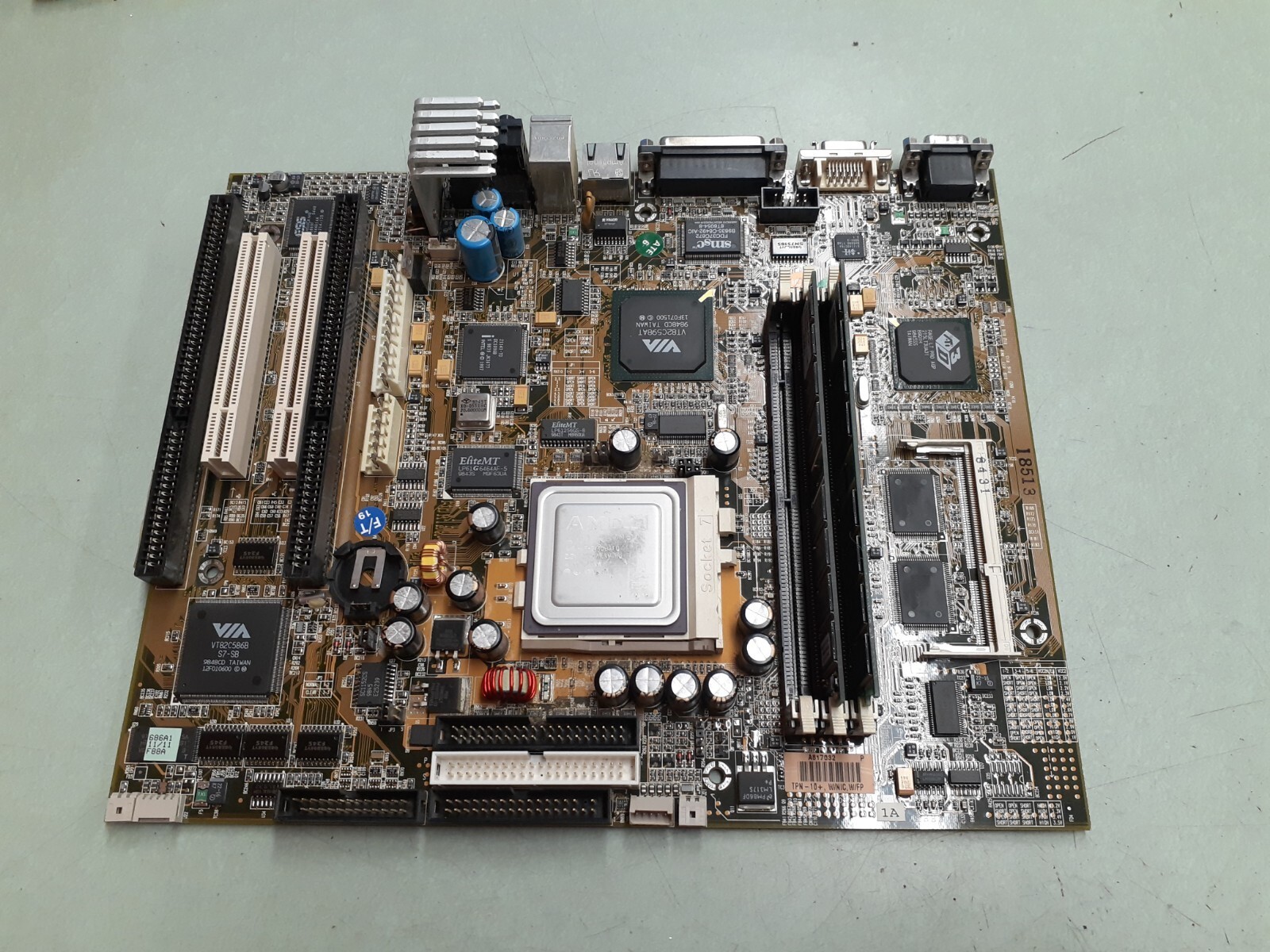 Compaq 320446-101 41169390000 Motherboard / AMD-K6-2/400AFQ + Memory