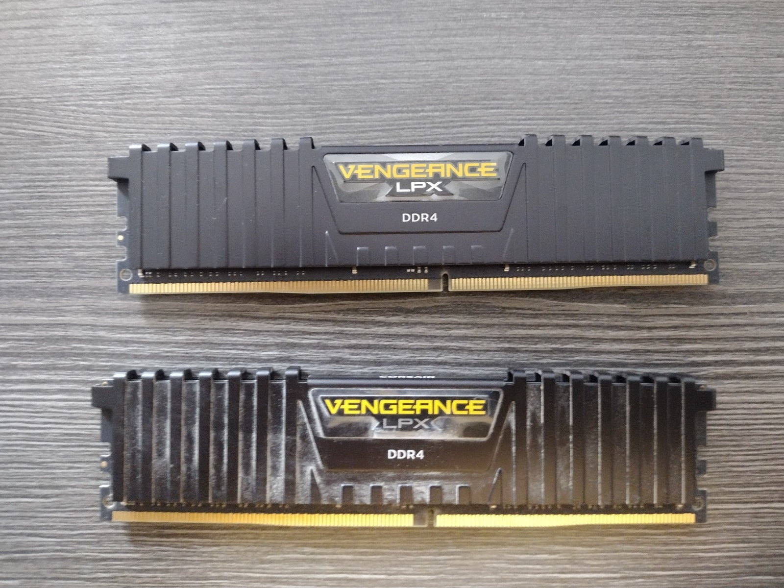 Corsair CMK32GX4M2A2400C16 LPX 32GB (2x1g GB) DDR4 DRAM 2400MHz